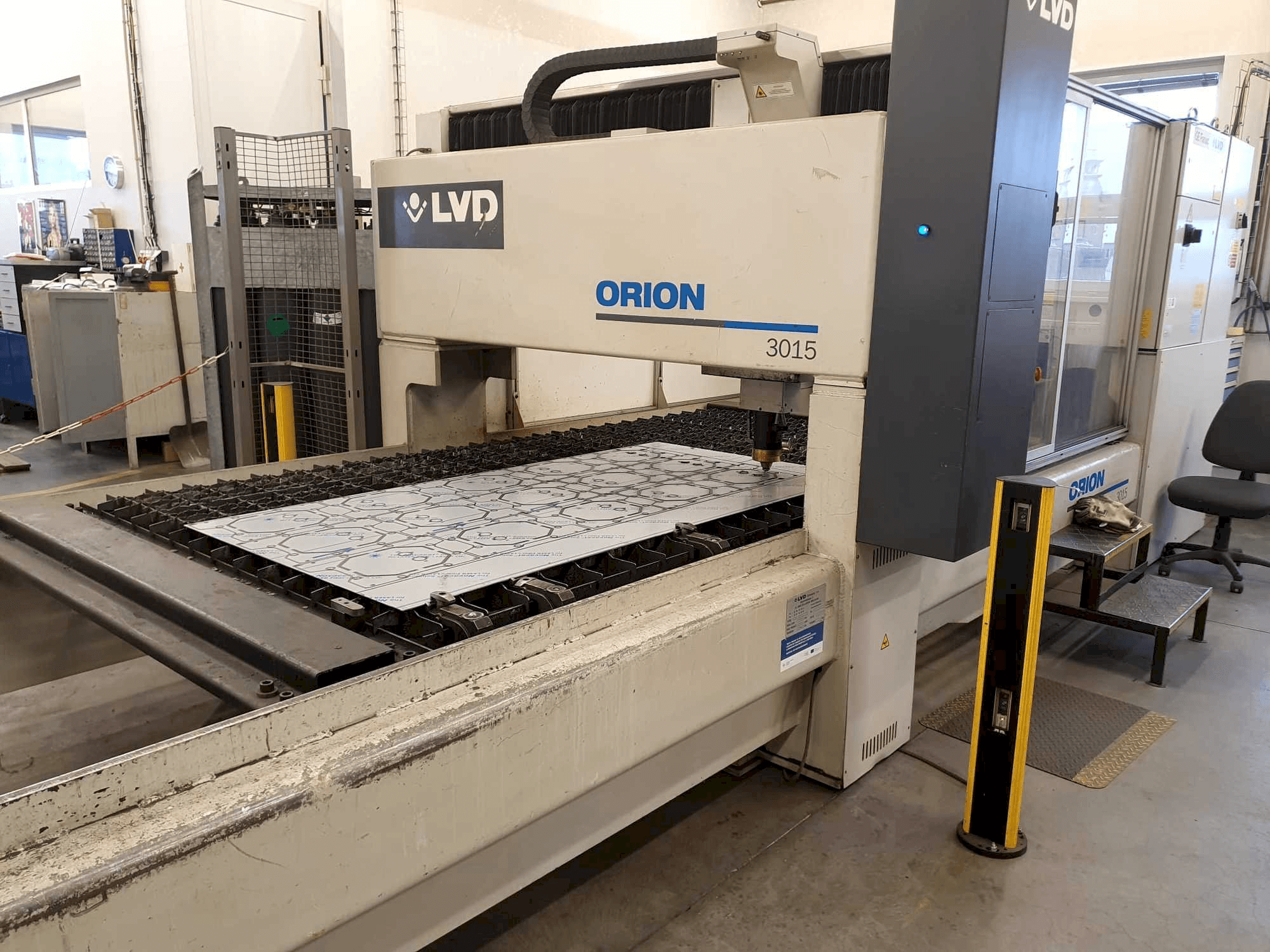 Linkerzijdeaanzicht van LVD Orion 3015 machine