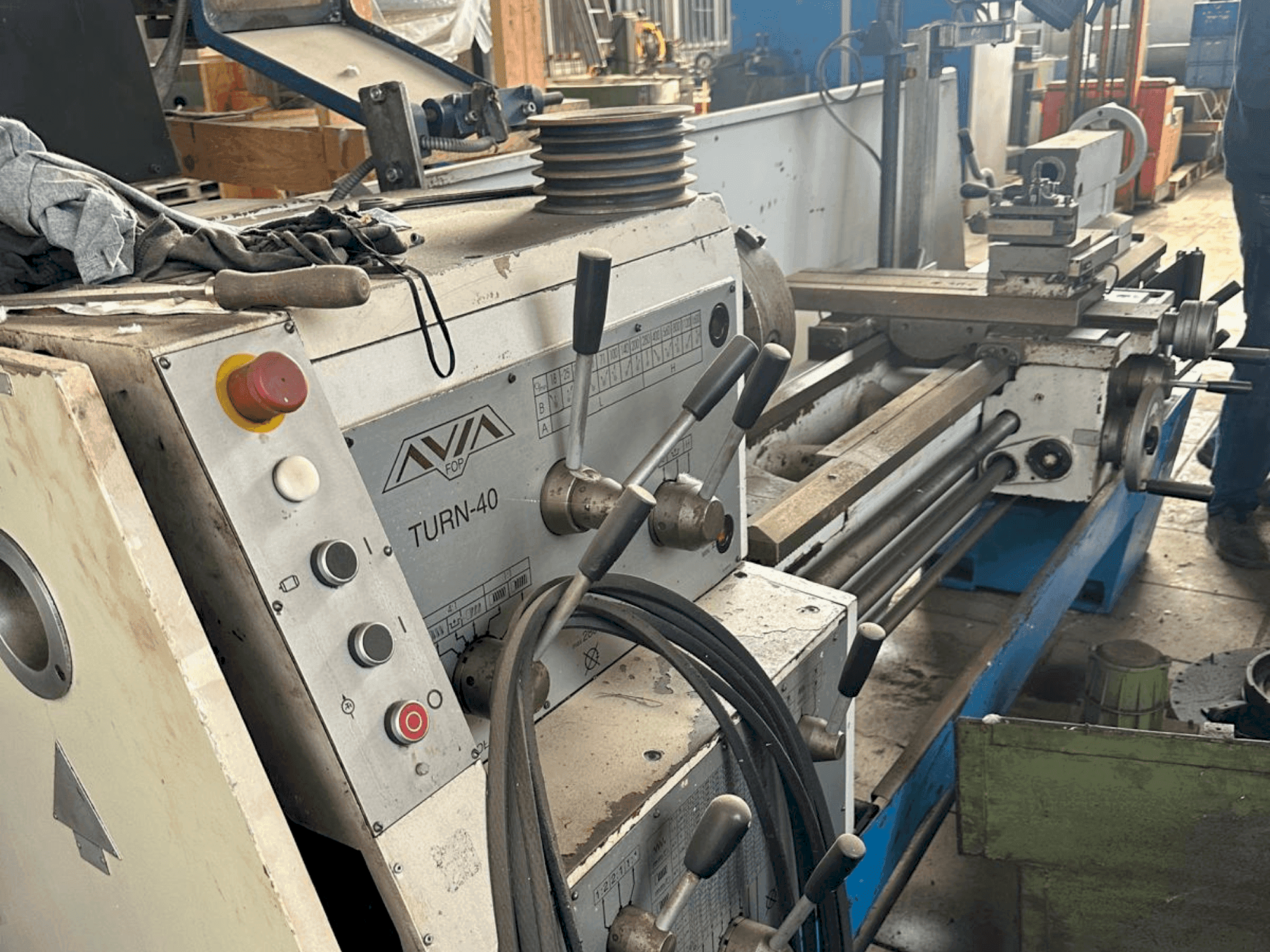 Vooraanzicht van Avia TURN-40 machine