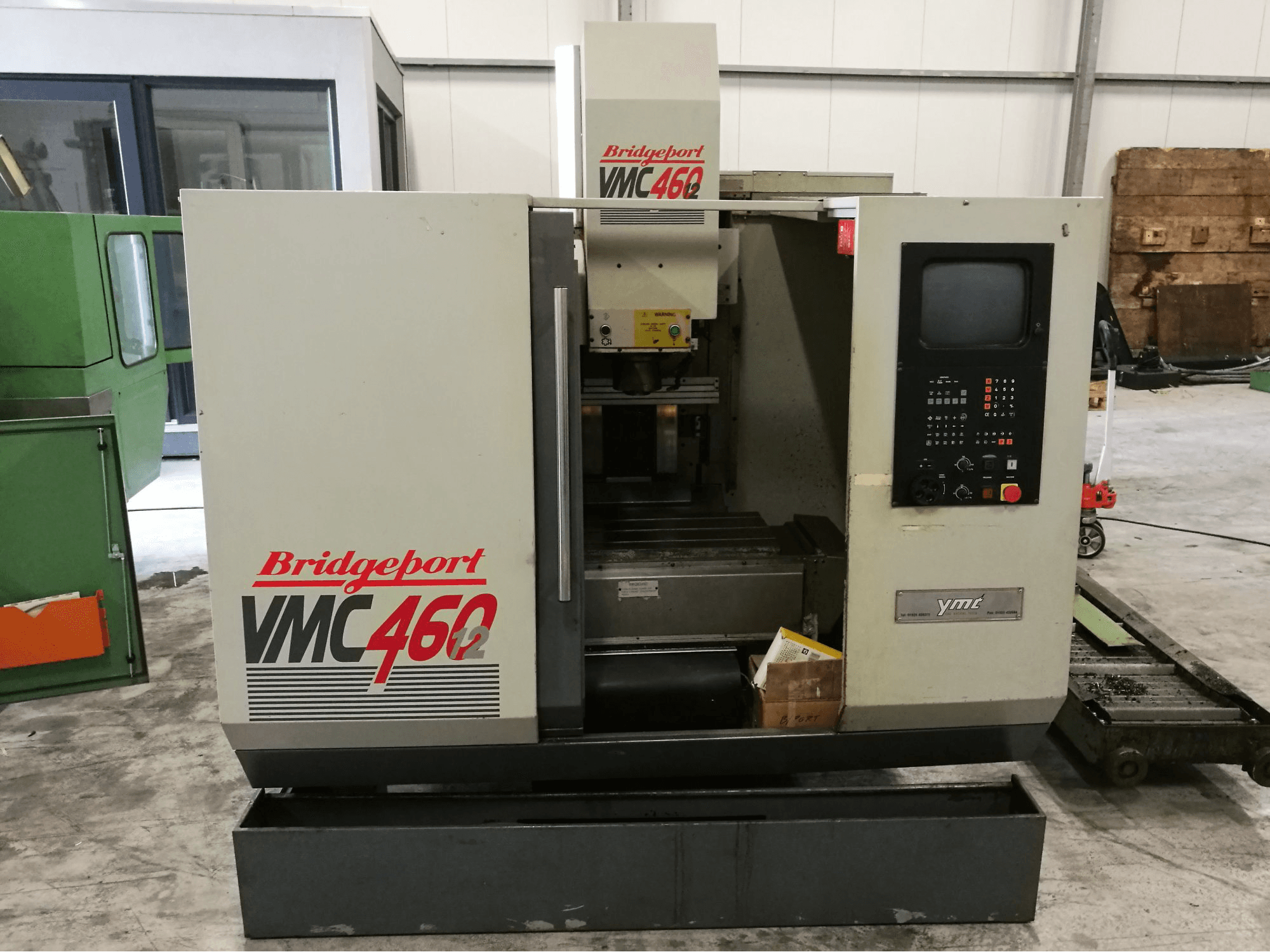 Vooraanzicht van Bridgeport VMC 460 machine