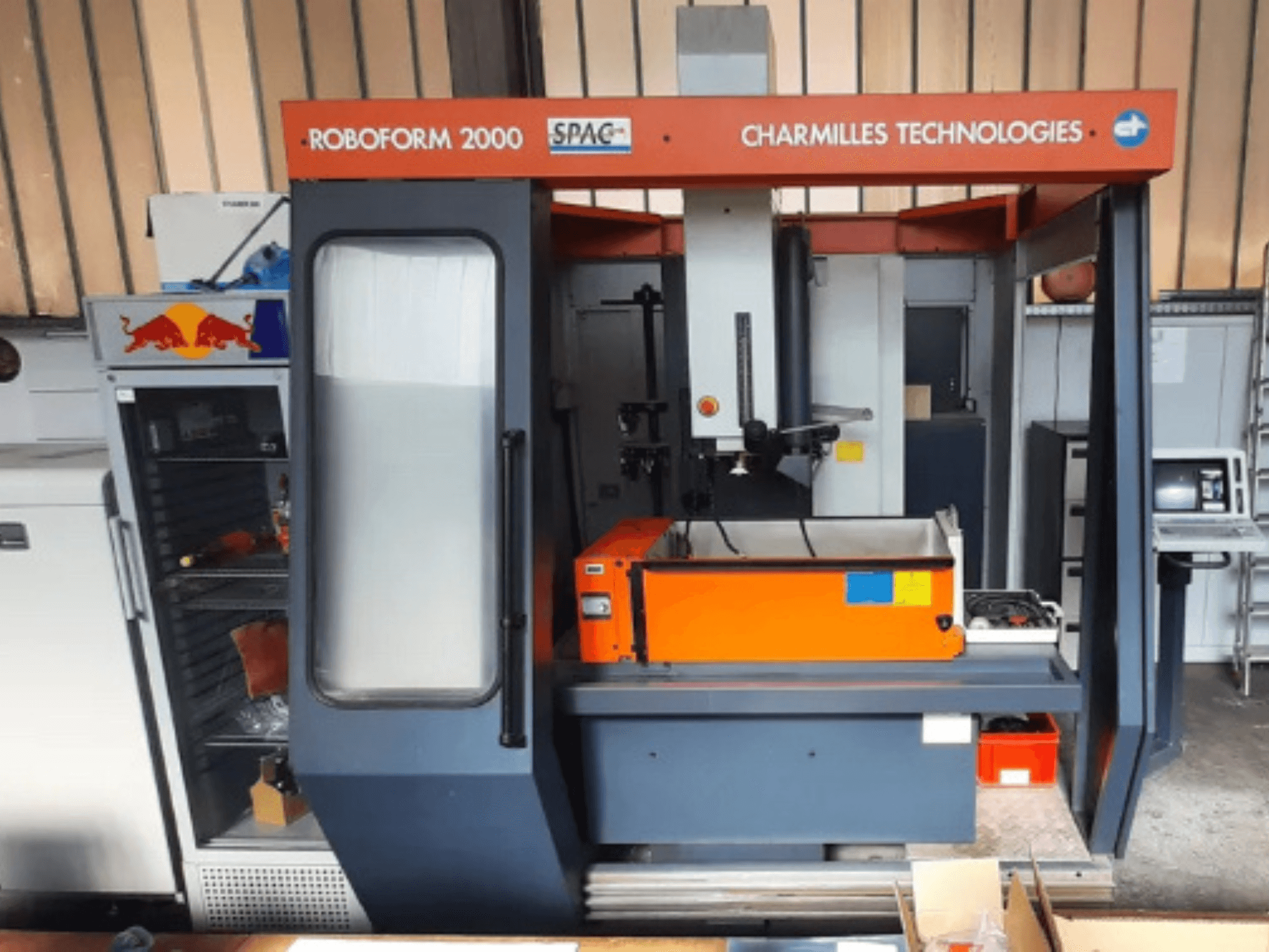 CHARMILLES Roboform 2000-vonkmachine in vooraanzicht, met een oranje werktafel en bedieningspaneel.
