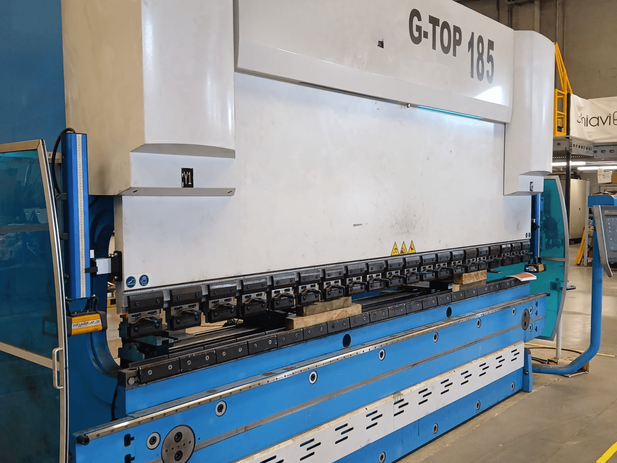 GASPARINI 4000×185 kantpers in vooraanzicht, met de buiggereedschappen en het bedieningspaneel op een blauw-witte machine.