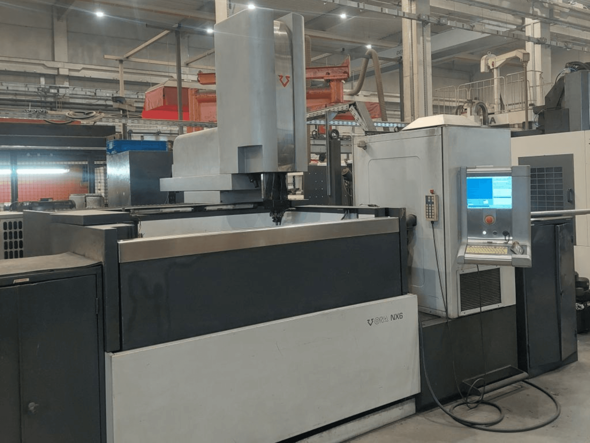 ONA NX6-zink-EDM-machine in vooraanzicht, met een bedieningspaneel en een groot werkgebied voor precisiebewerking.