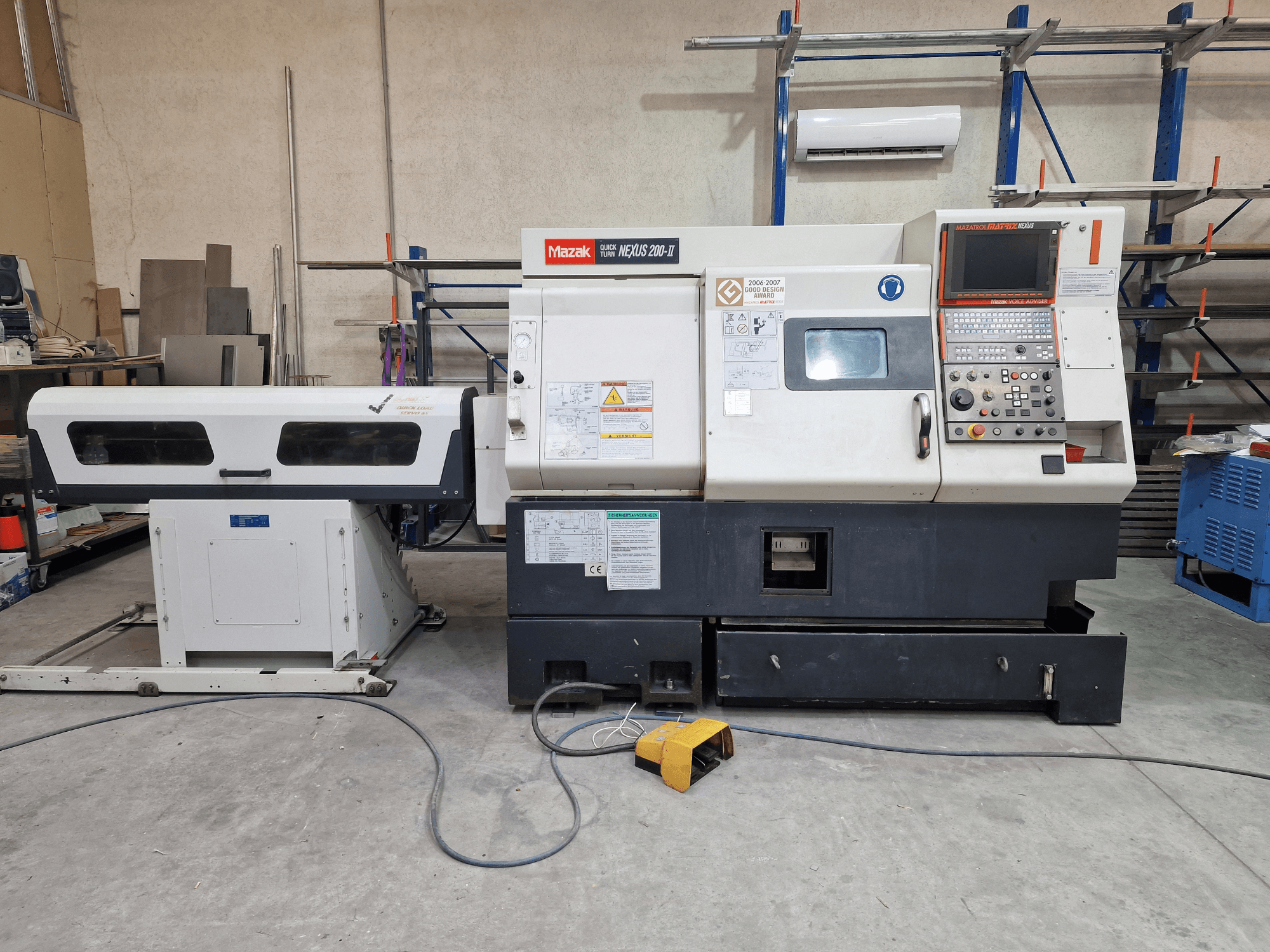 Mazak QuickTurn Nexus 200 horizontale draaimachine, zijaanzicht, met daarop het bedieningspaneel, de spil en de spanenbak.