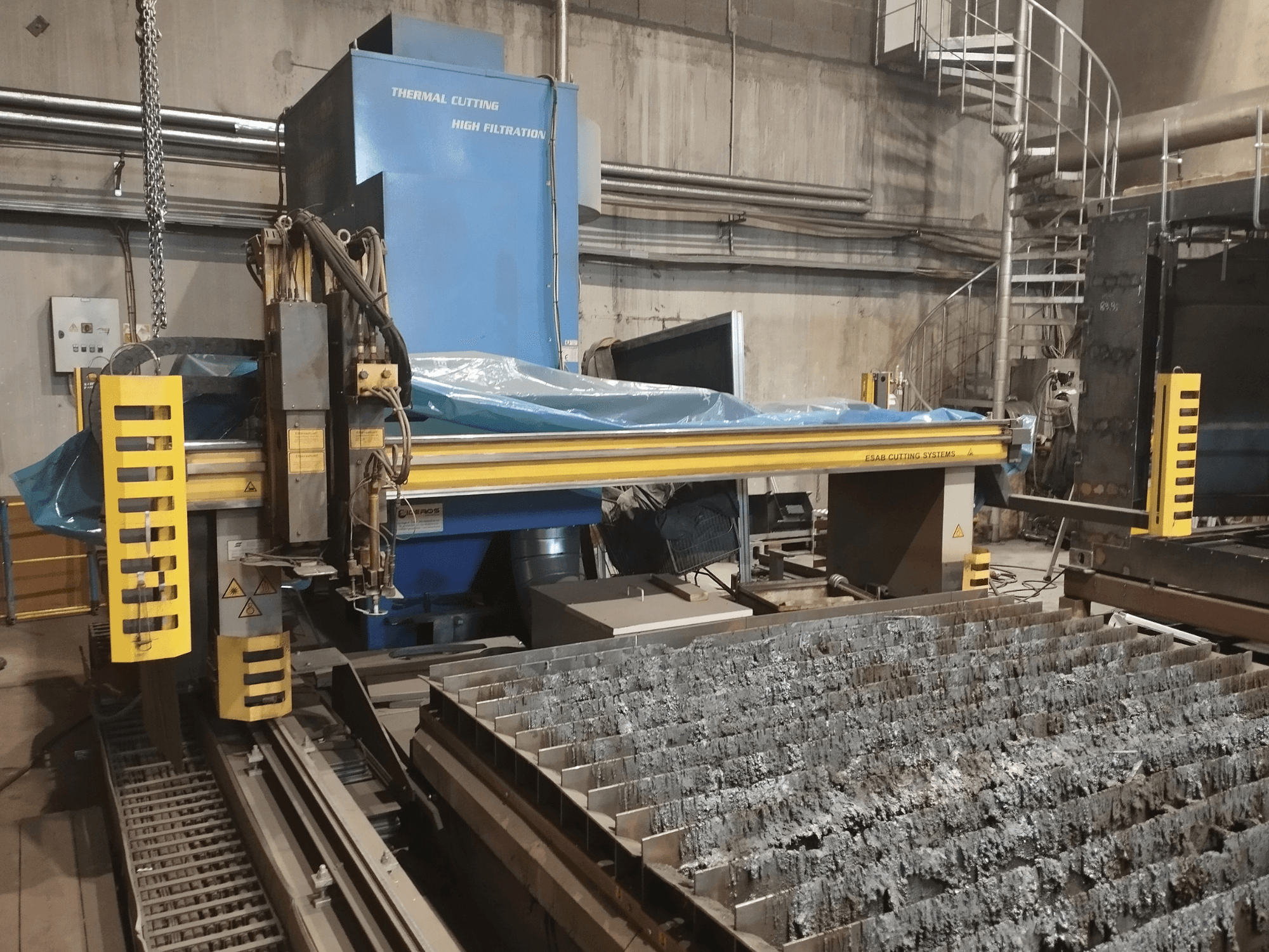 ESAB Combirex DX3500 autogeen plasmasnijmachine, vooraanzicht, met gele veiligheidsvoorzieningen en een metalen snijtafel.