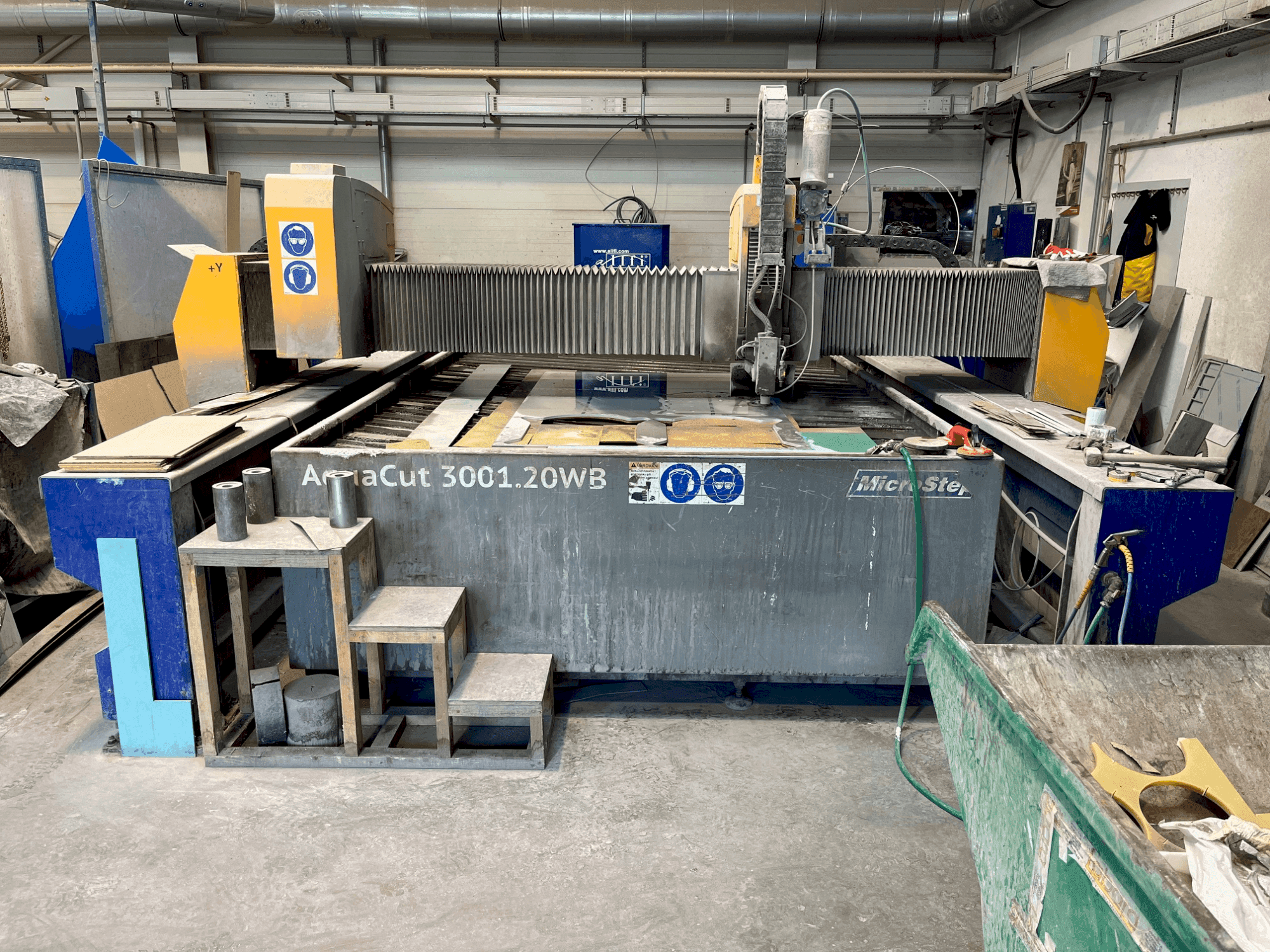 Vooraanzicht van MicroStep AquaCut 3001.20WB machine