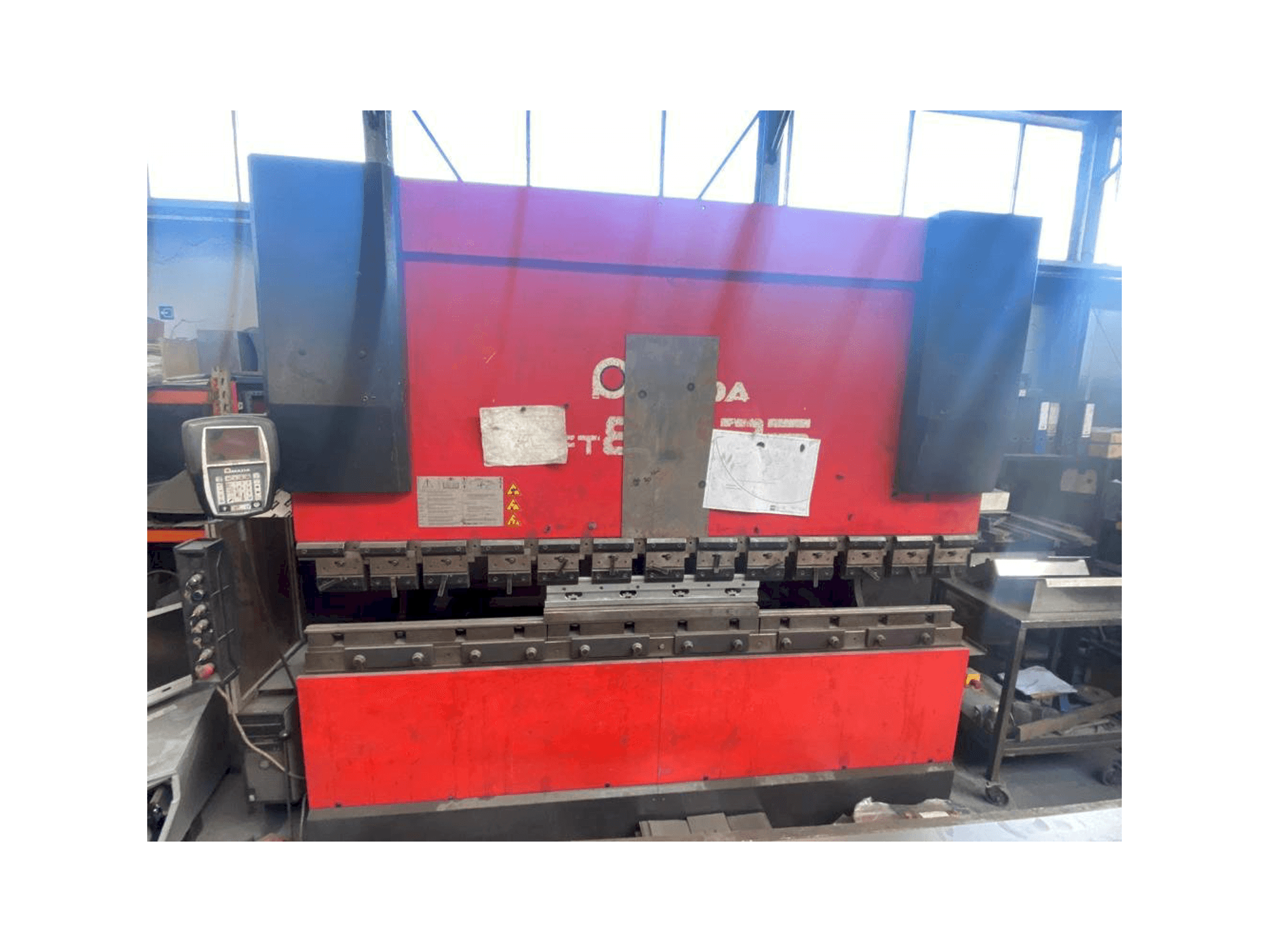 Vooraanzicht van AMADA HFT 80 25 machine