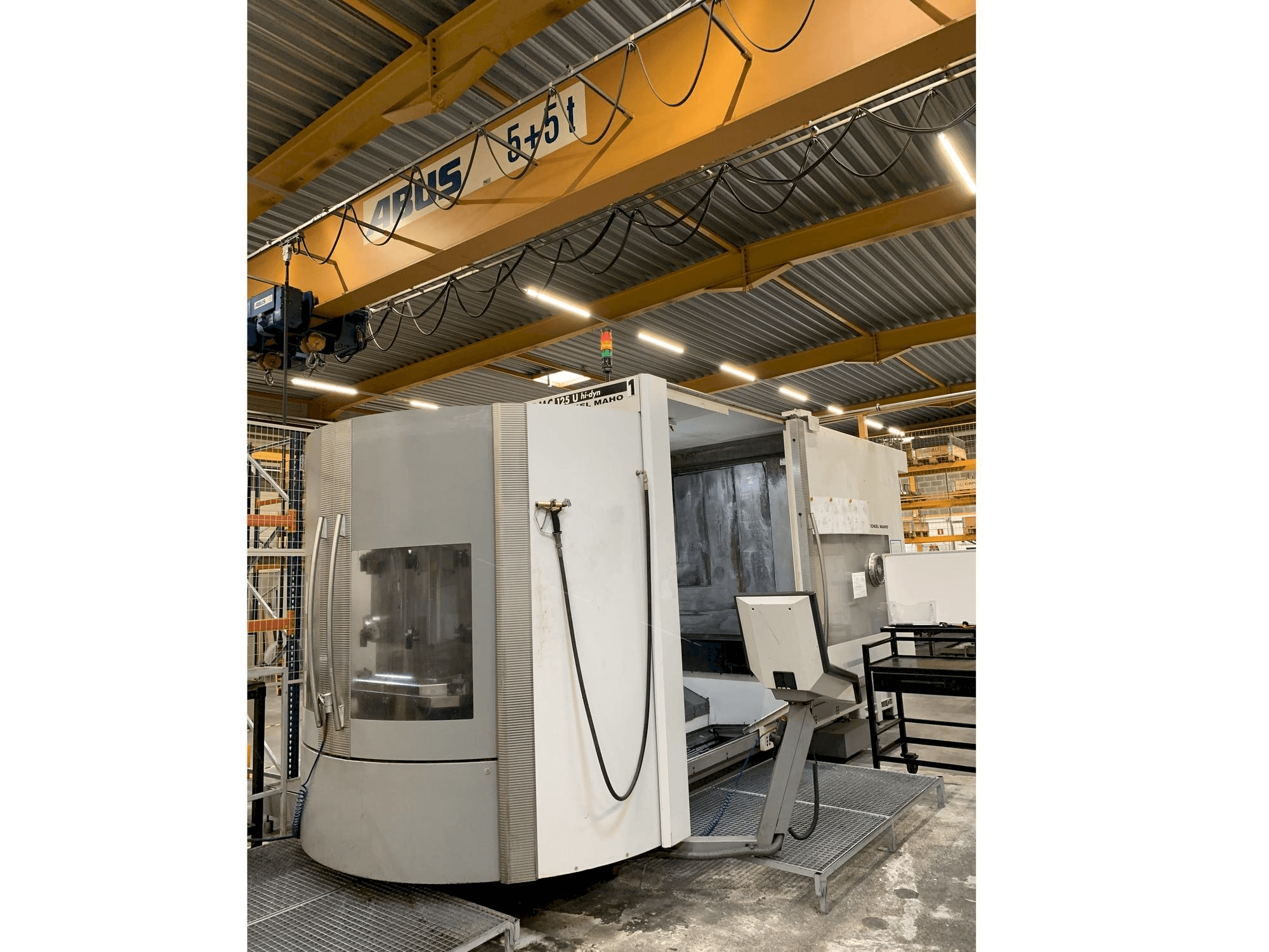 Vooraanzicht van DECKEL MAHO DMC 125 U hy-dyn machine