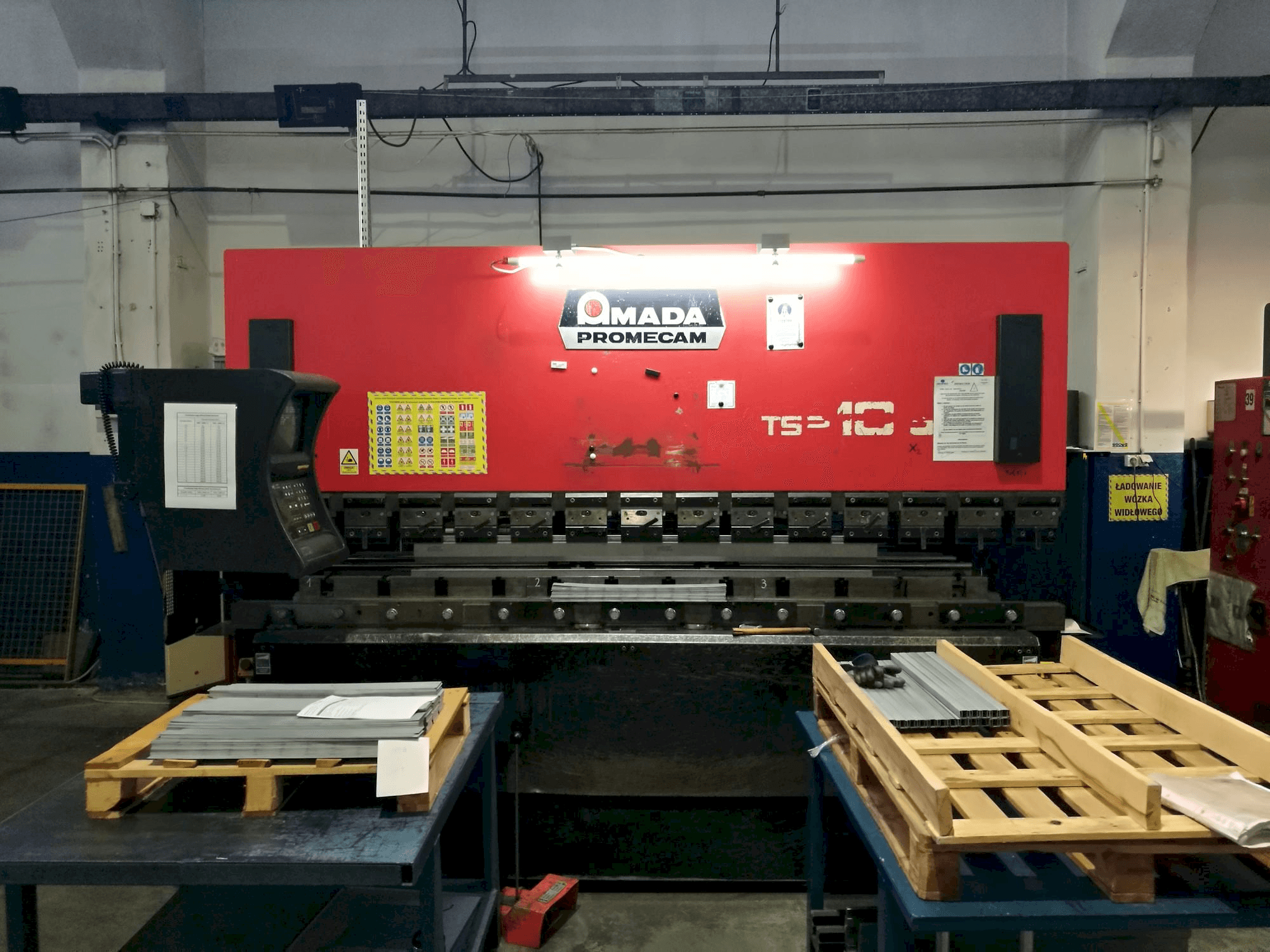 Vooraanzicht van AMADA ITS2 machine