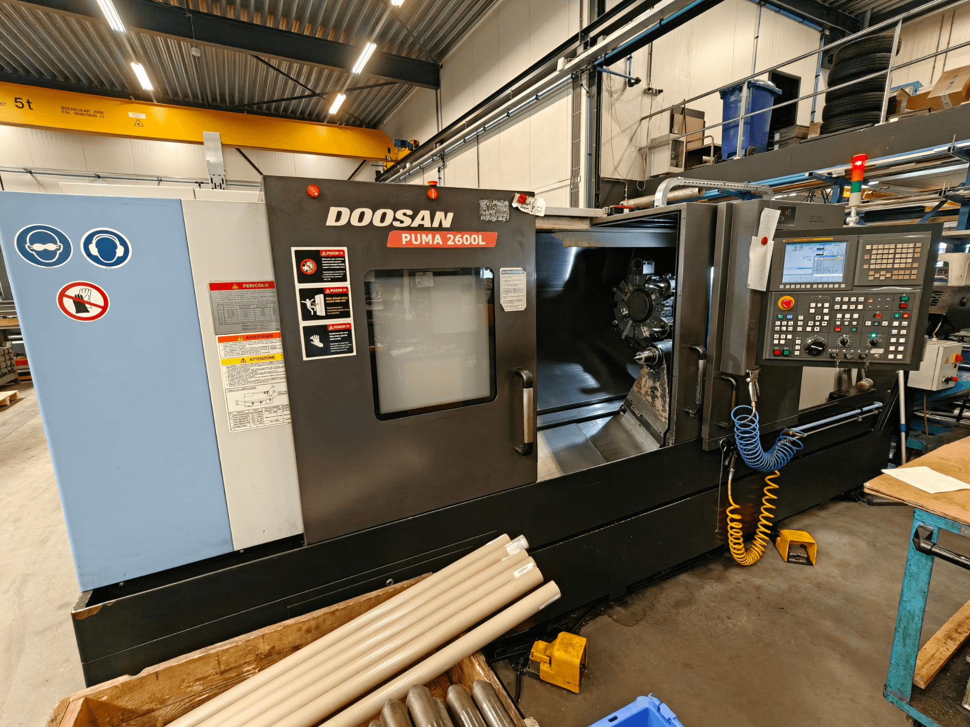 DOOSAN Puma 2600L horizontale draaimachine in een werkplaats, zijaanzicht met bedieningspaneel en spindelgedeelte.
