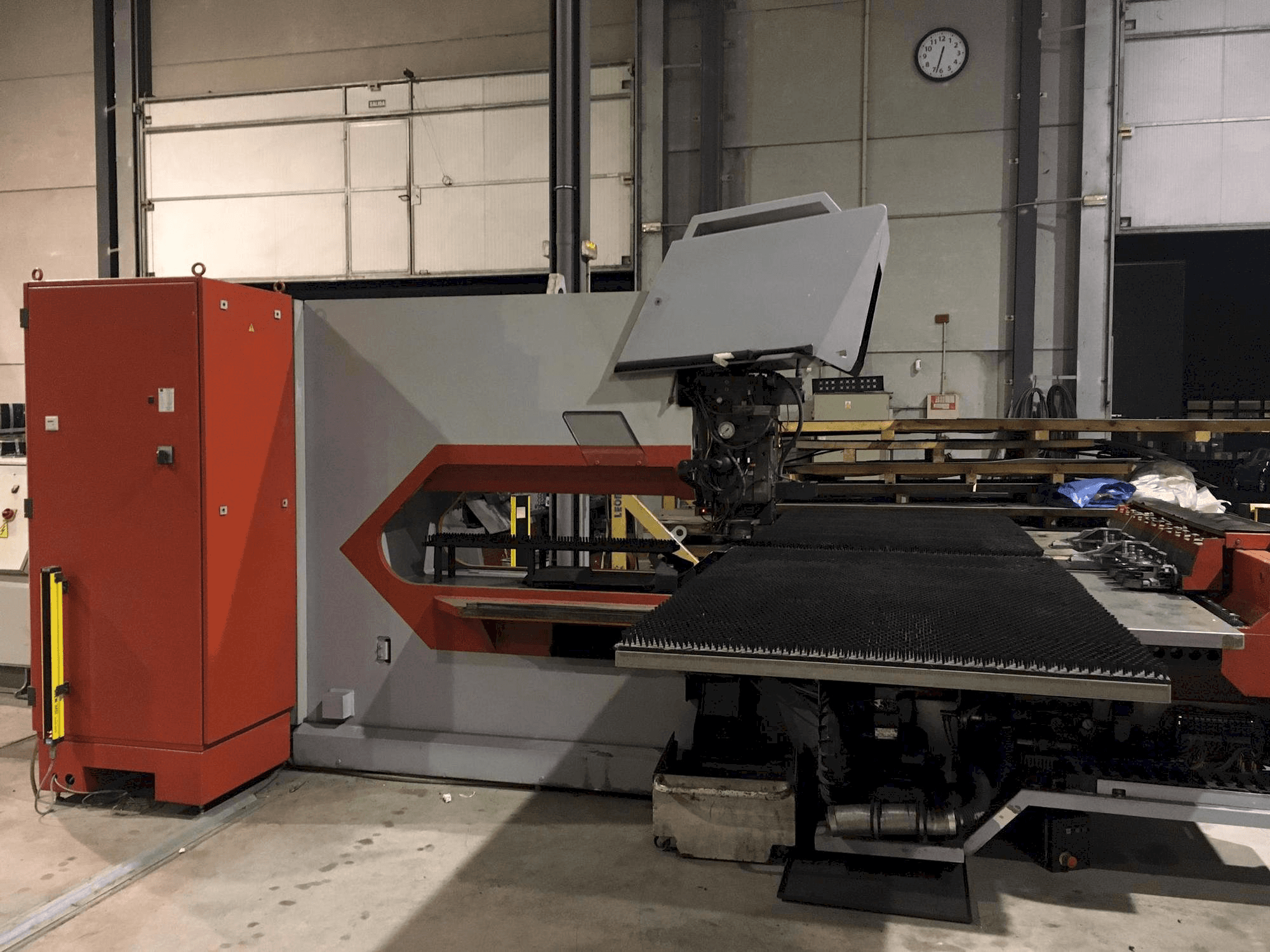 Vooraanzicht van Trumpf Trumatic 2000 R machine