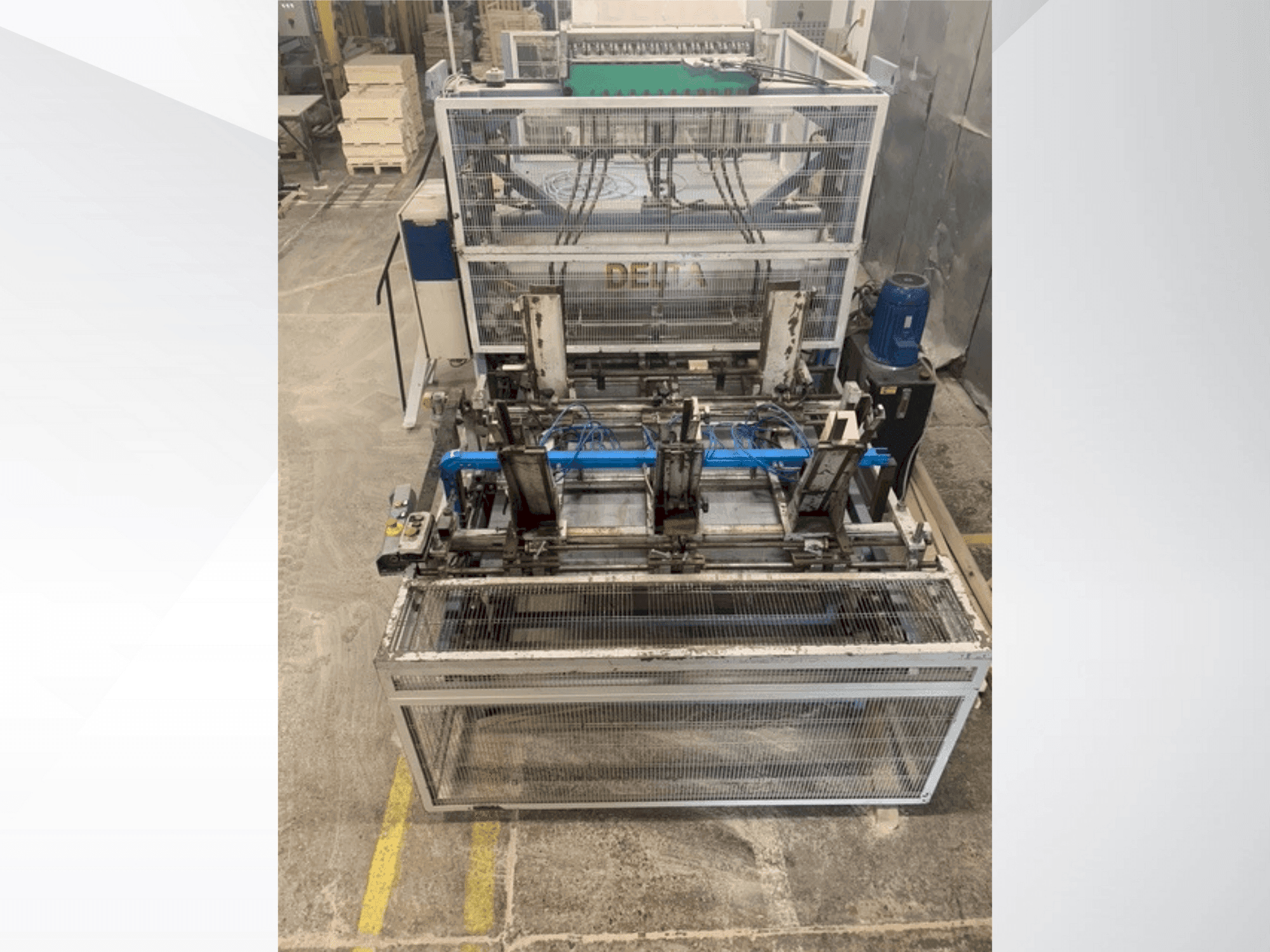 Vooraanzicht van DELTA pallet nailing machine line machine