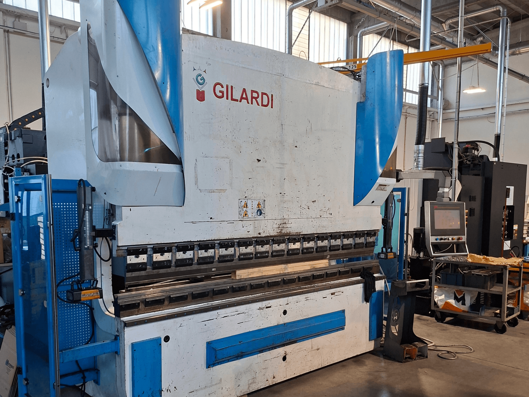 GILARDI Italië 3,25 hydraulische pers, vooraanzicht, met weergave van de bedieningselementen en details van de productieomgeving.