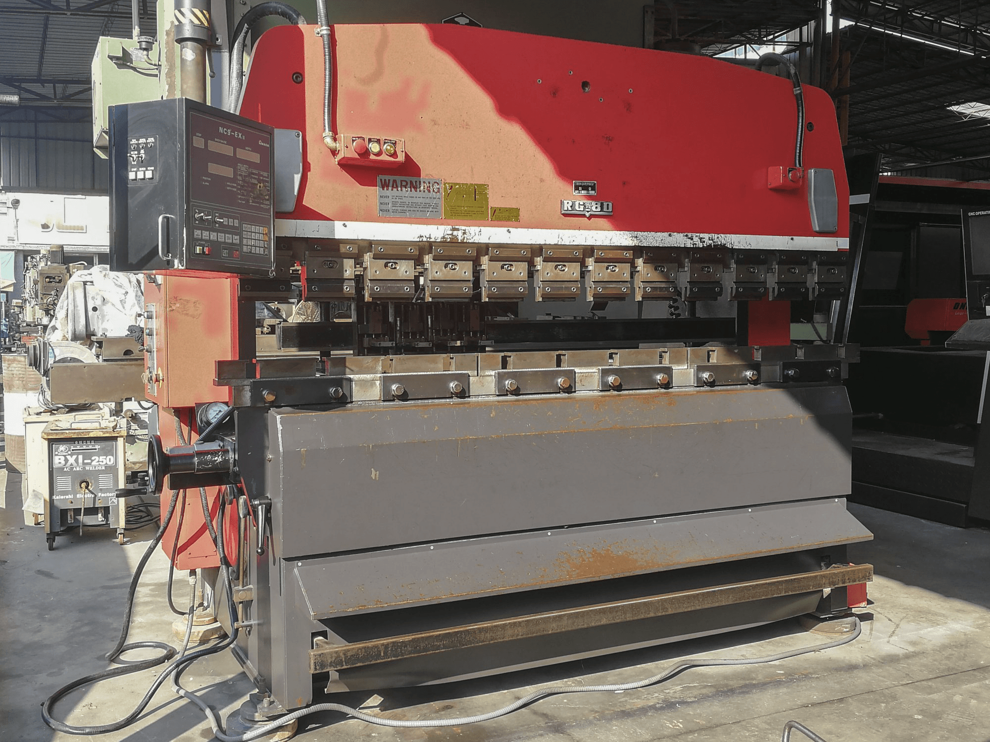 Vooraanzicht van AMADA RG-80 machine