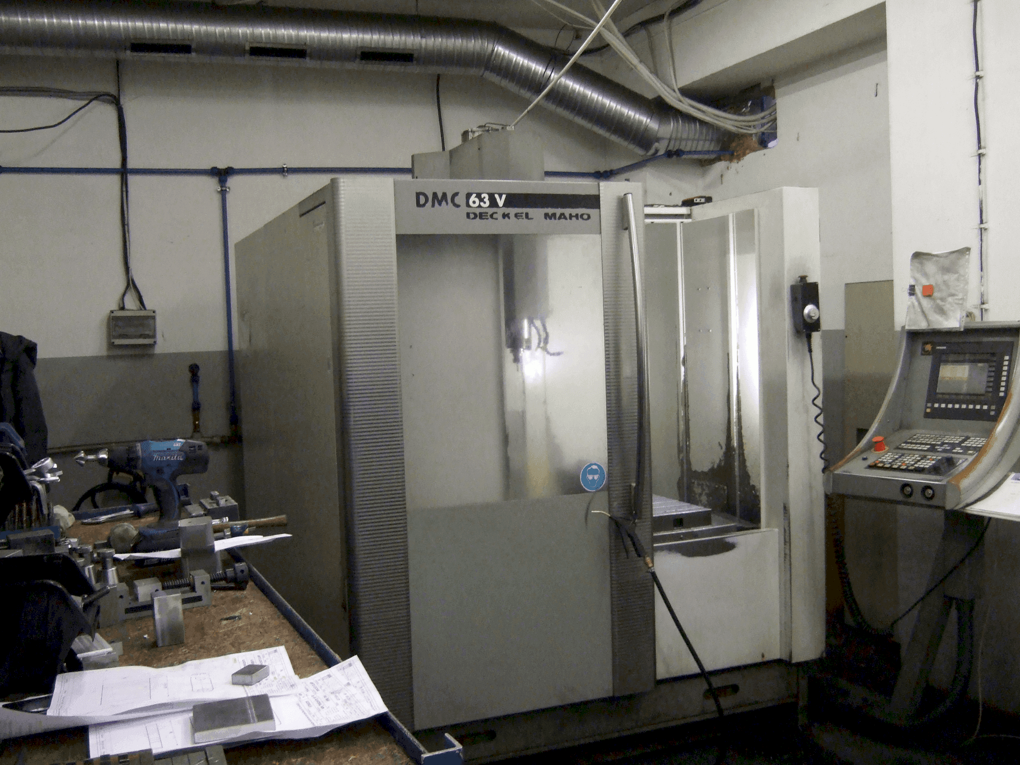 Vooraanzicht van DECKEL MAHO DMC 63V machine