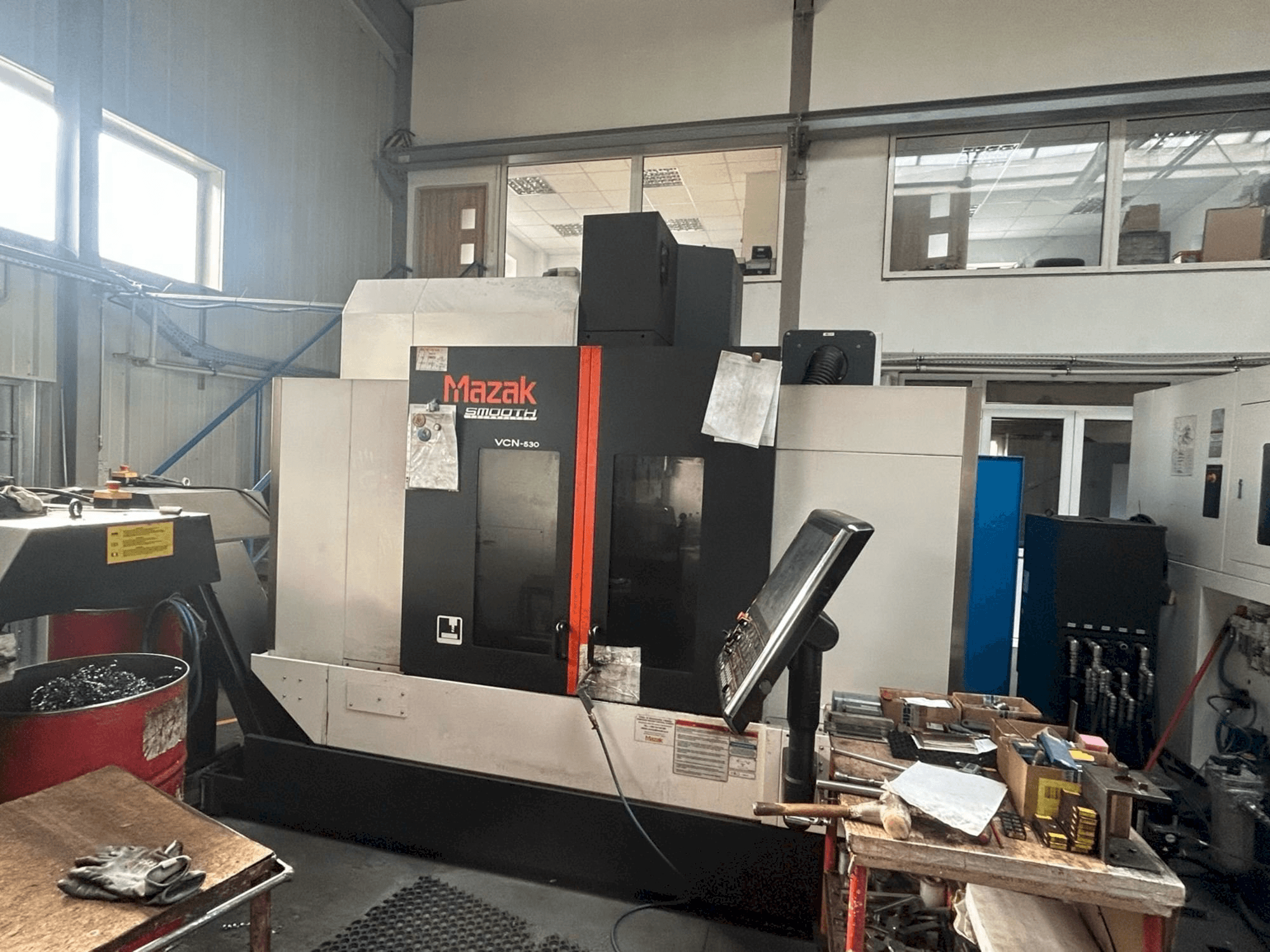 Vooraanzicht van Mazak VCN-530 machine