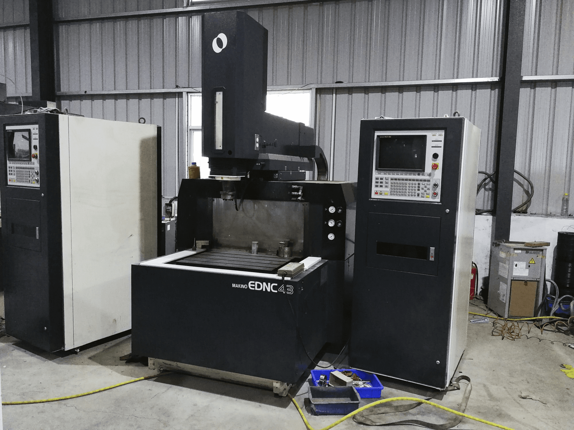 Vooraanzicht van Makino EDNC43 machine