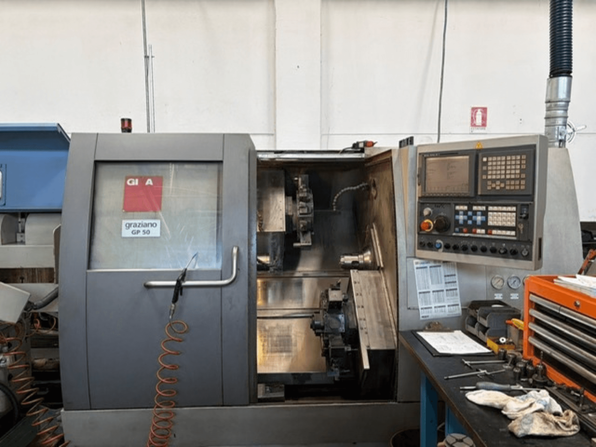 Gildemeister GP 50 horizontale draaibank, vooraanzicht, met bedieningspaneel en open werkruimte met gereedschap.