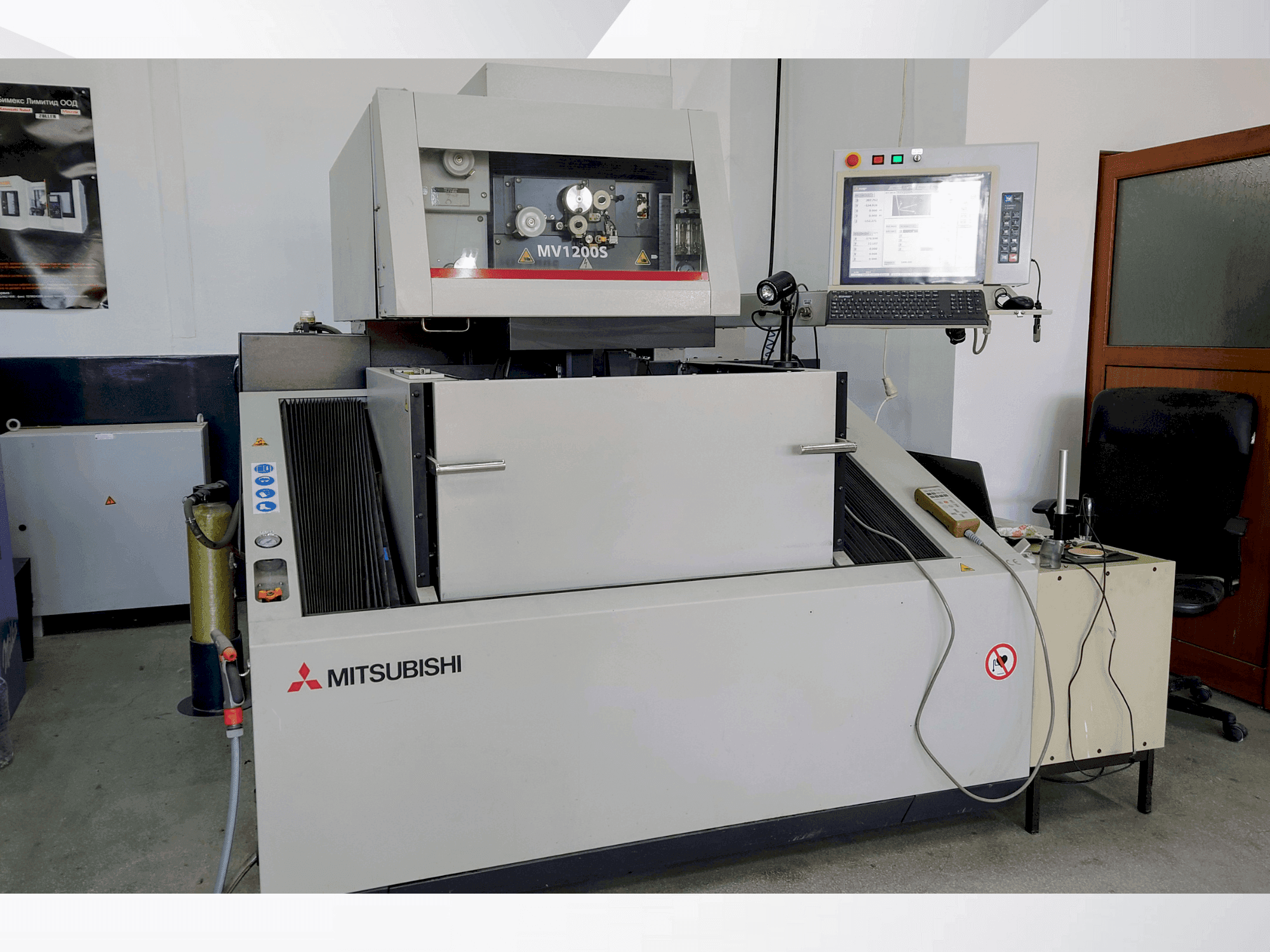 Vooraanzicht van Mitsubishi MV1200S machine