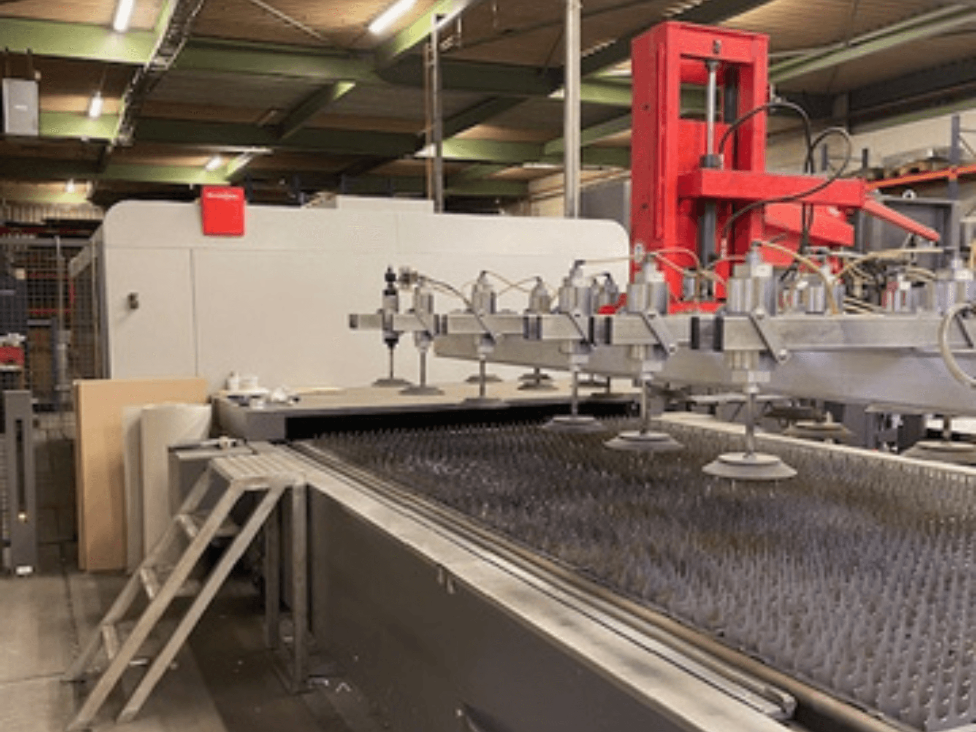 Bystronic BySprint Fiber 4020 4Kw vooraanzicht van een fiberlasersnijmachine met nozzles en snijbed.