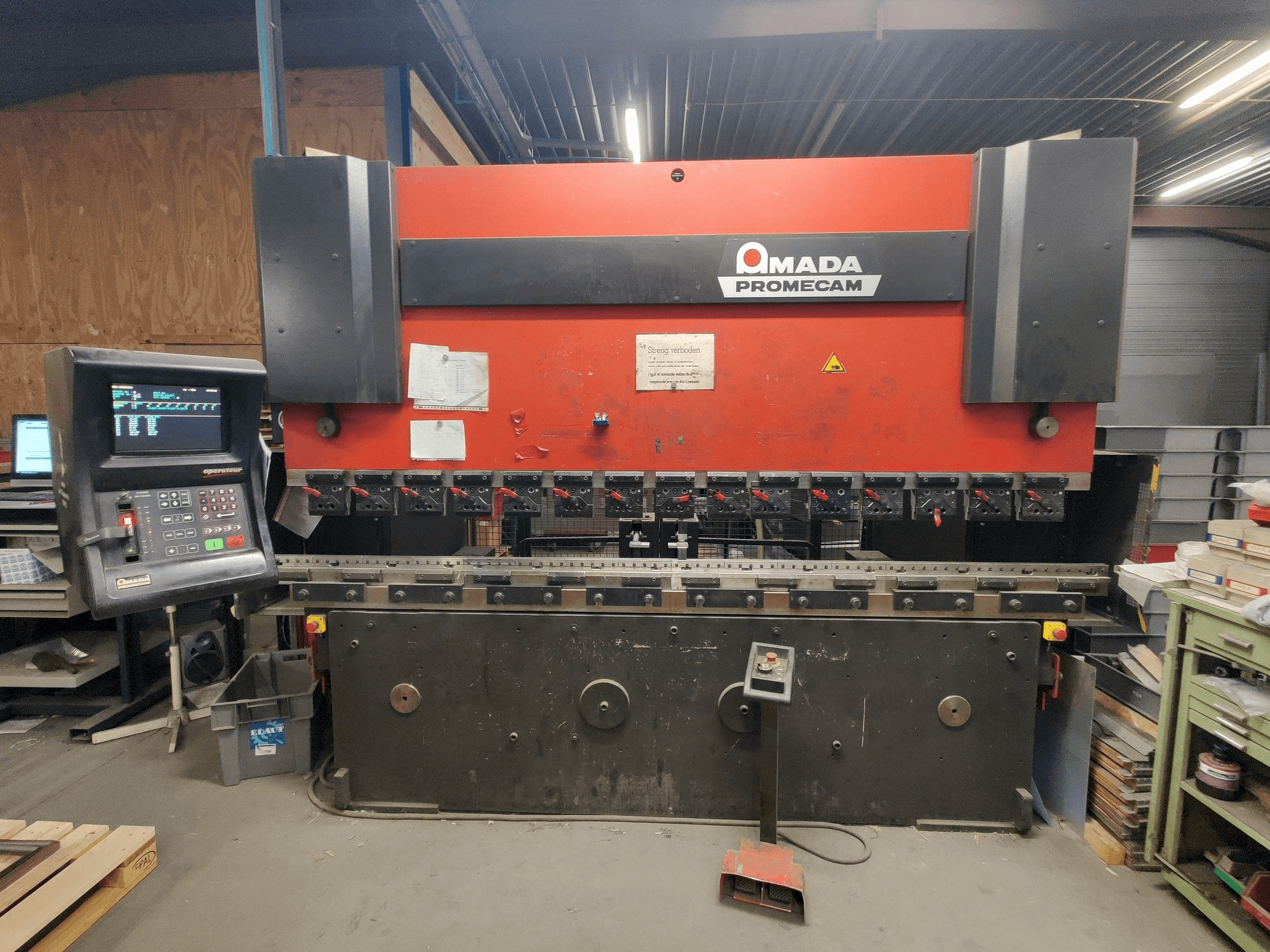 Vooraanzicht van AMADA HFBO 125 30 machine