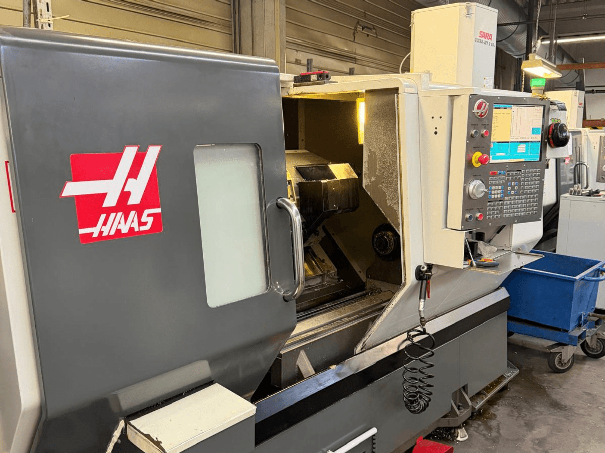 HAAS DS-30SSY horizontale draaimachine, vooraanzicht, met bedieningspaneel en interne componenten zichtbaar, in werkplaatsopstelling.
