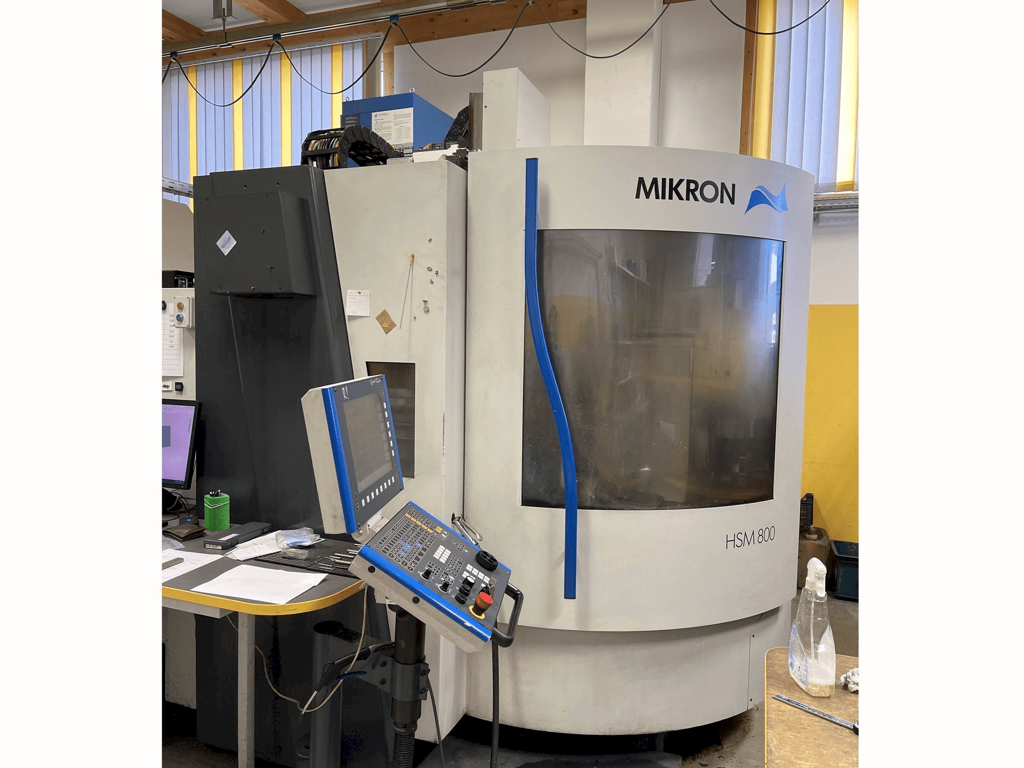 Vooraanzicht van MIKRON HSM800 machine