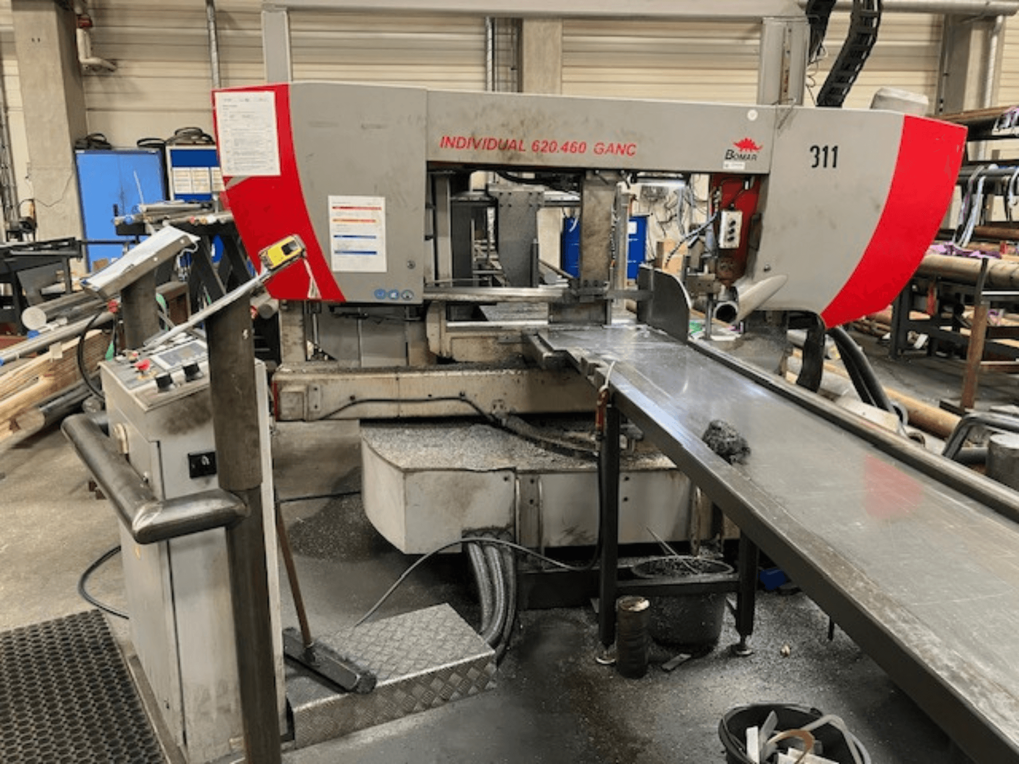 BOMAR INDIVIDUELE 620-460 GANC lintzaag, vooraanzicht, met bedieningselementen, zaaggedeelte en industriële werkplaatsachtergrond.