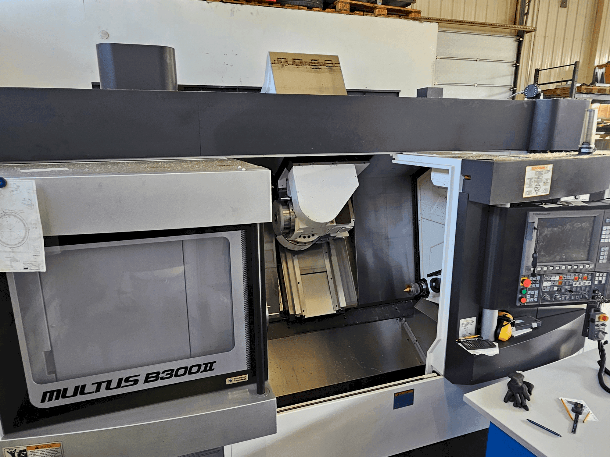 Vooraanzicht van Okuma Multus B300 II machine