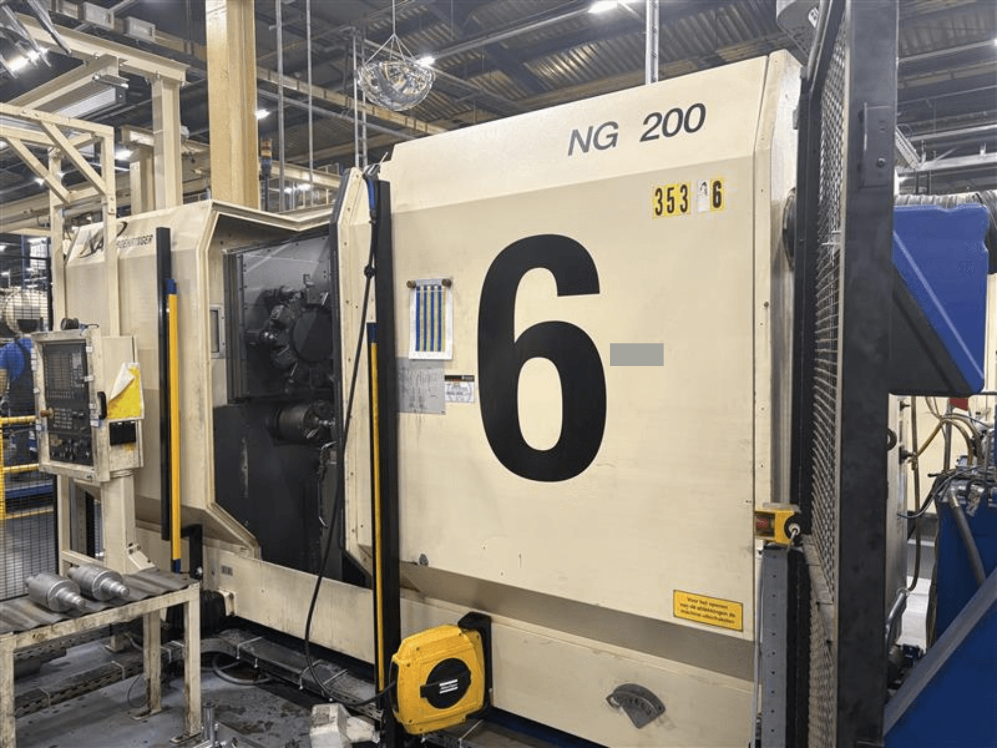 Vooraanzicht van BOEHRINGER NG-200 horizontale draaimachine met grote cijfers en bedieningspaneel zichtbaar, in een fabrieksomgeving.