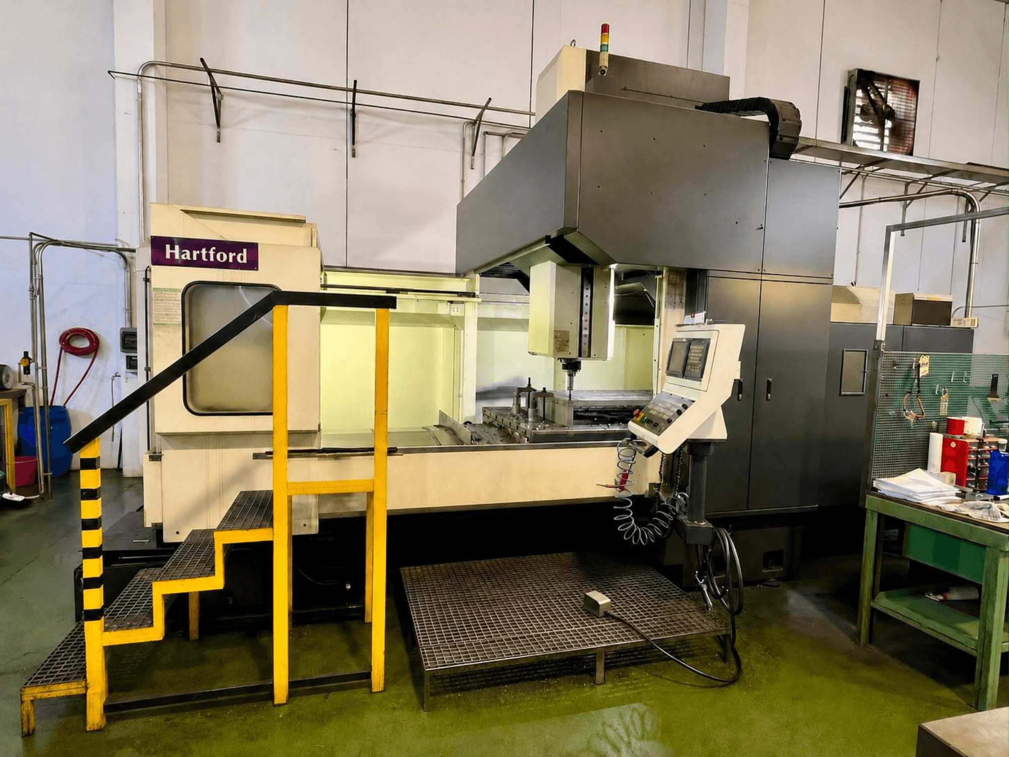 Portalfreesmachine HARTFORD Infinity HSA-2215AD, vooraanzicht met bedieningspaneel, trap en freesgebied in beeld.