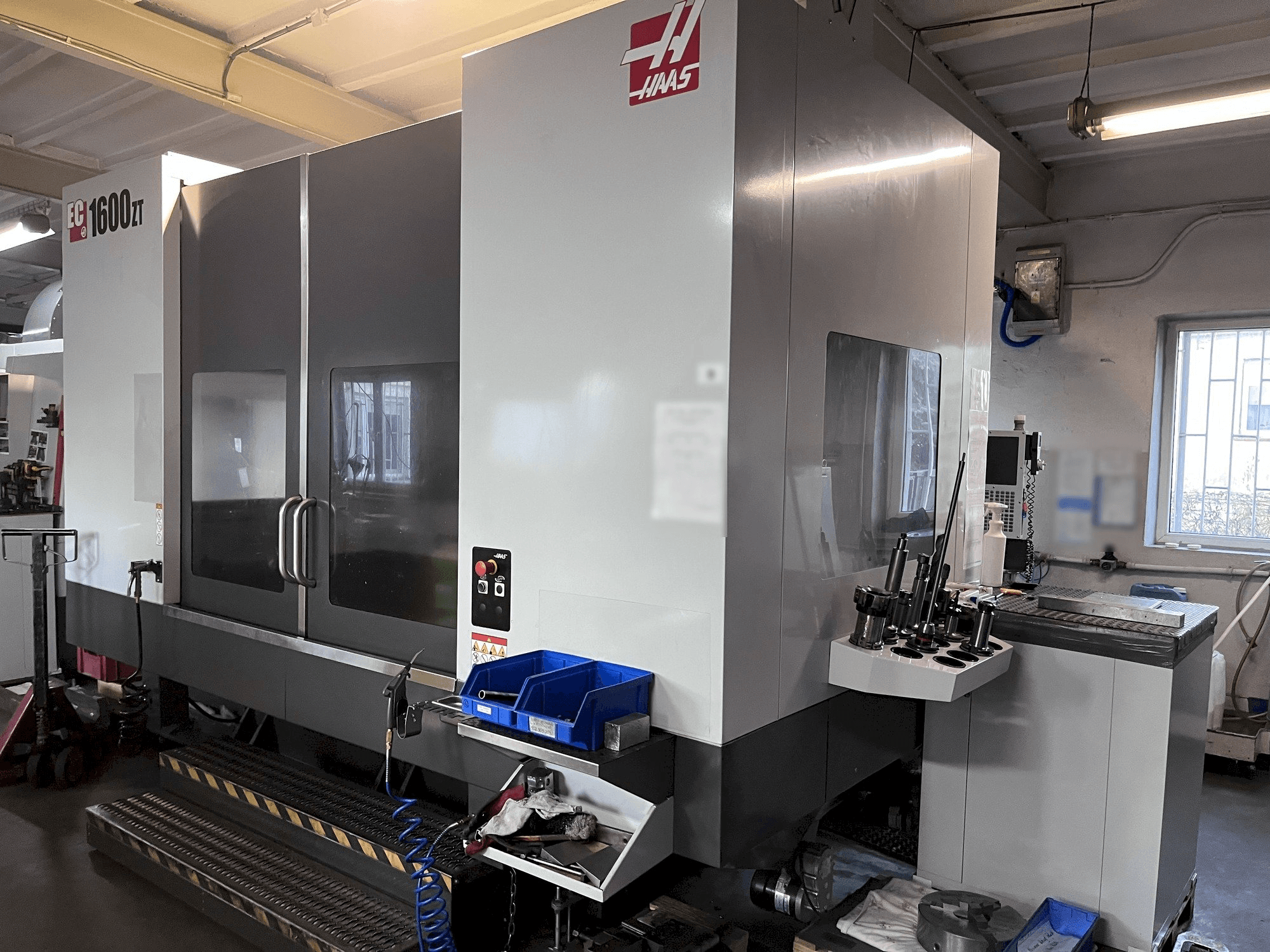 Vooraanzicht van HAAS EC-1600 ZT machine