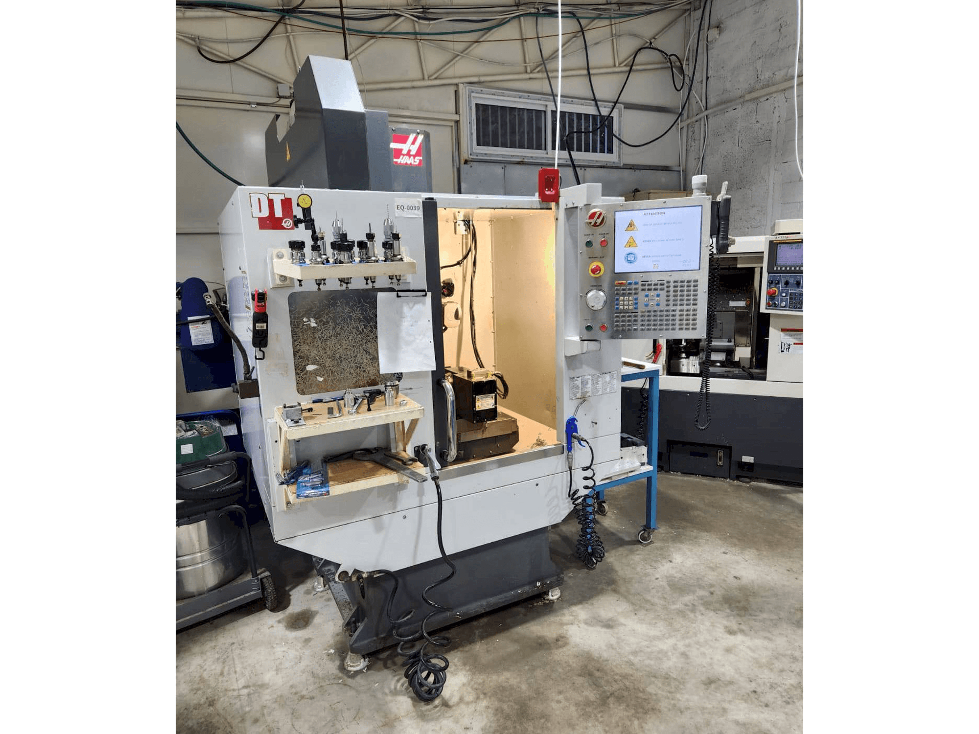 Vooraanzicht van HAAS DT-1 machine