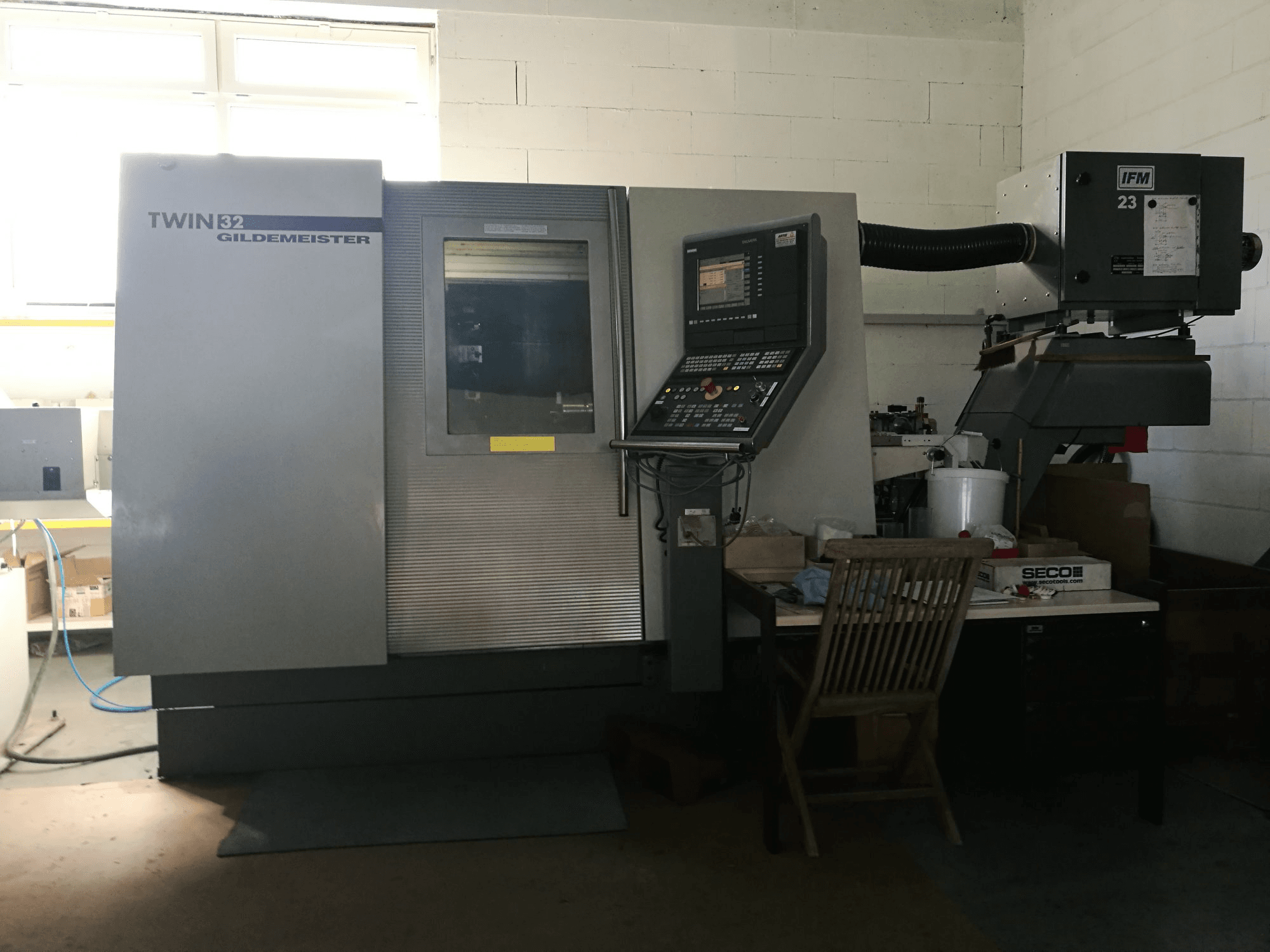 Vooraanzicht 2 van Gildemeister TWIN 32 machine