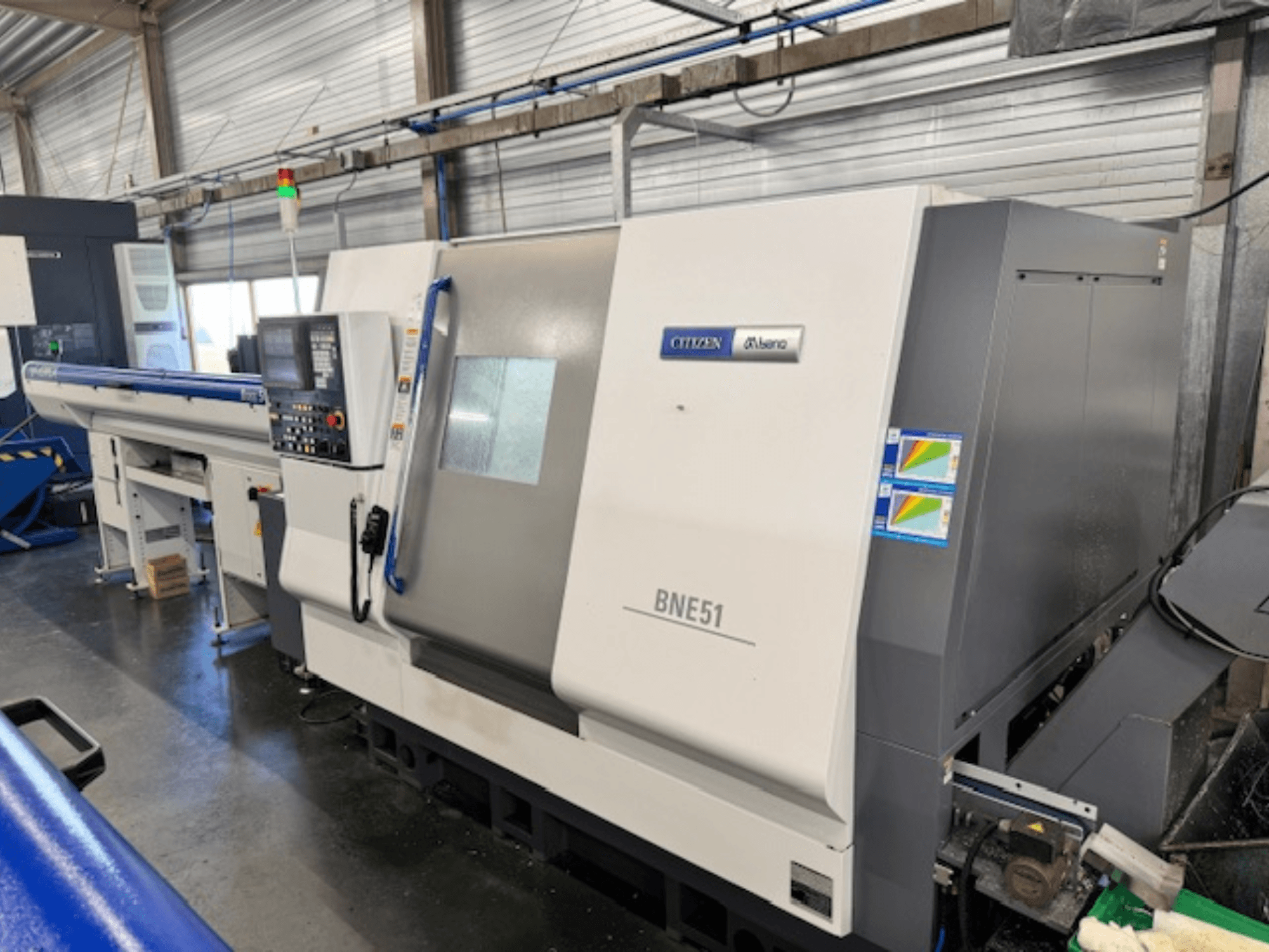 Citizen BNE-51MSY horizontale draaimachine, zijaanzicht van bedieningspaneel en invoermechanisme.