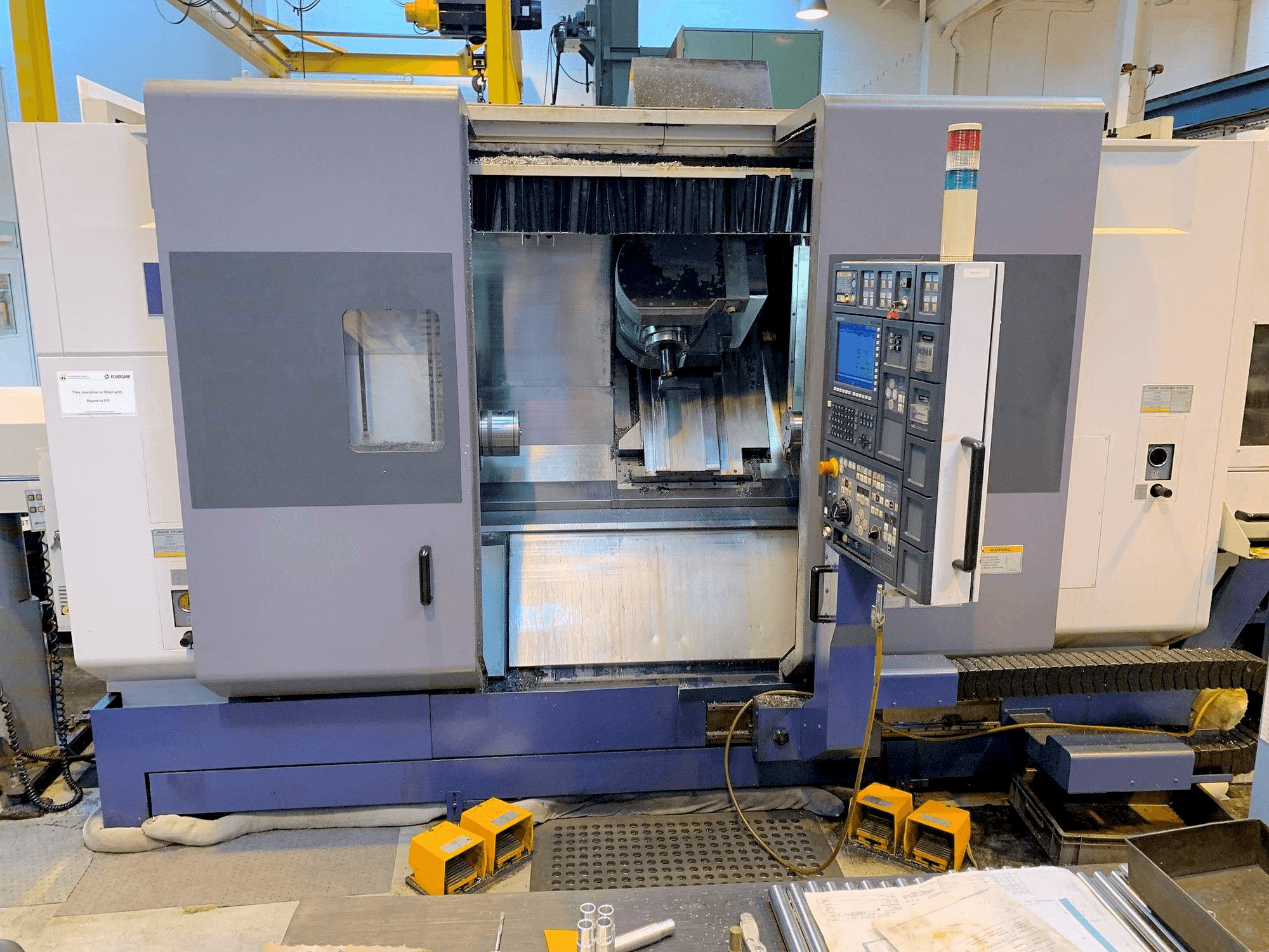 Vooraanzicht van MORI SEIKI MT2000S machine