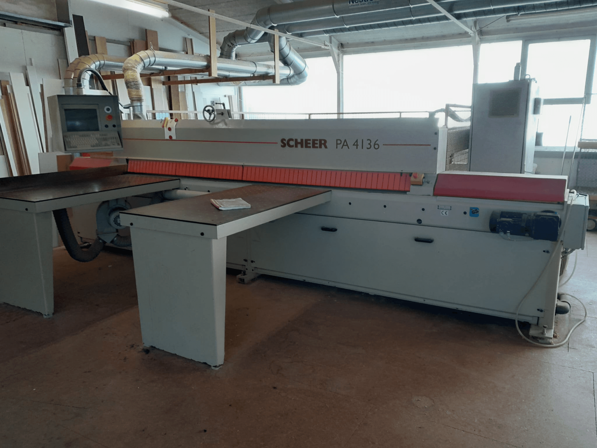 Scheer PA 4136 paneelzaag, vooraanzicht, met grote zaagtafel, bedieningspaneel en industrieel ontwerp in een werkplaats.