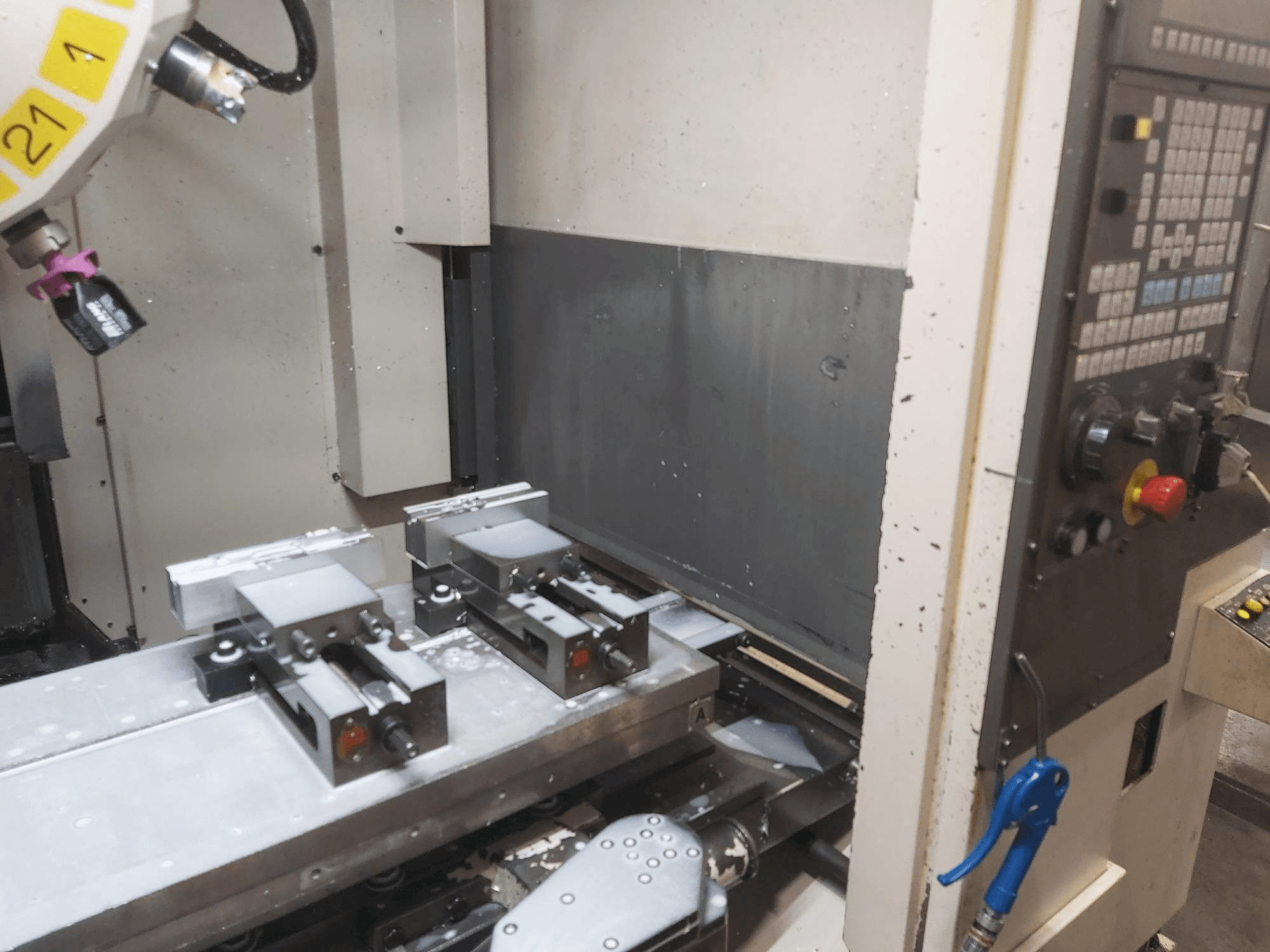 Vooraanzicht van FANUC Robodrill Alpha T21iE machine