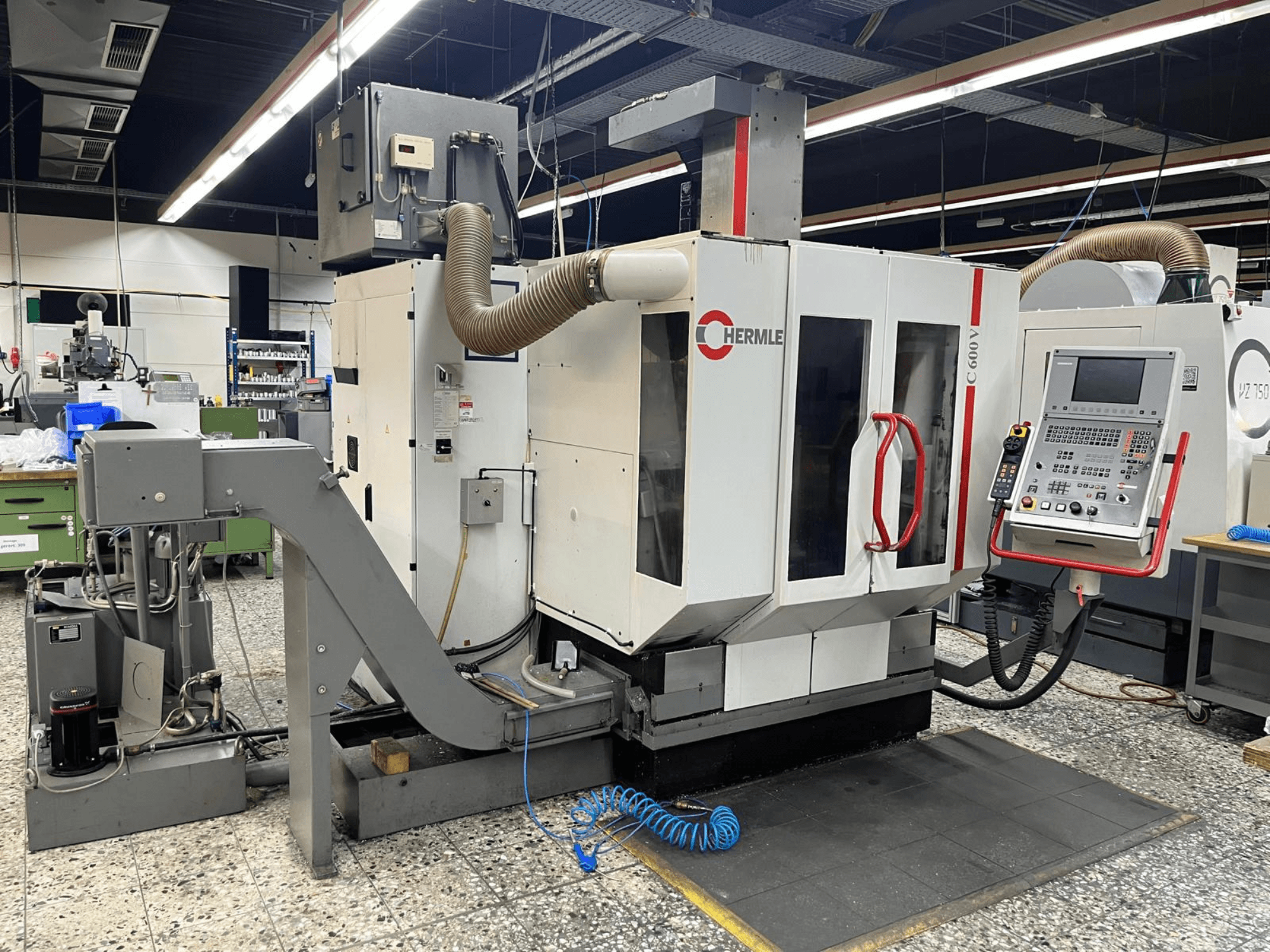HERMLE C 600 V verticaal bewerkingscentrum in een werkplaats, vooraanzicht met bedieningspaneel en ventilatievoorzieningen.