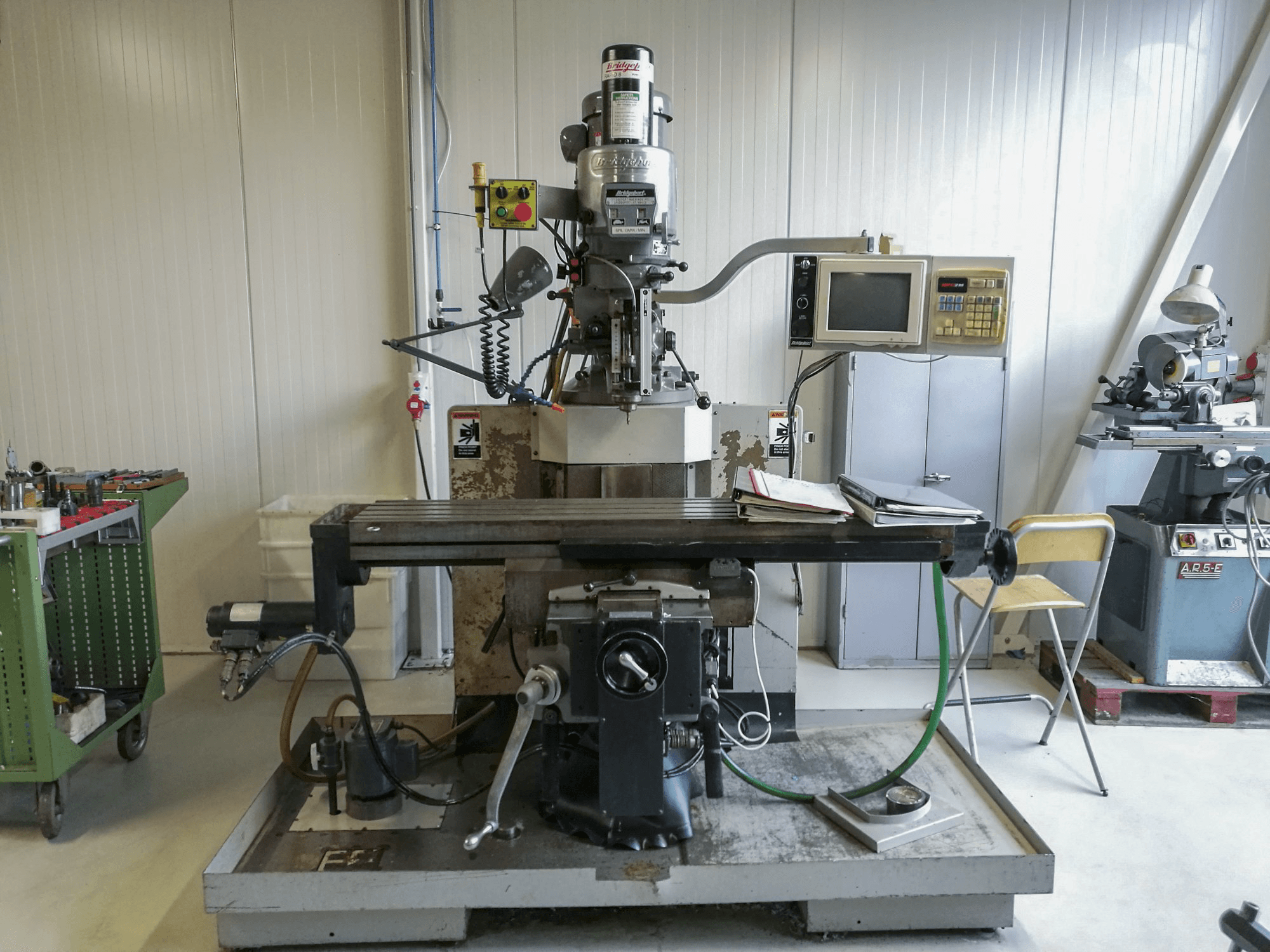 Vooraanzicht van Bridgeport EZ TRAK DX II machine