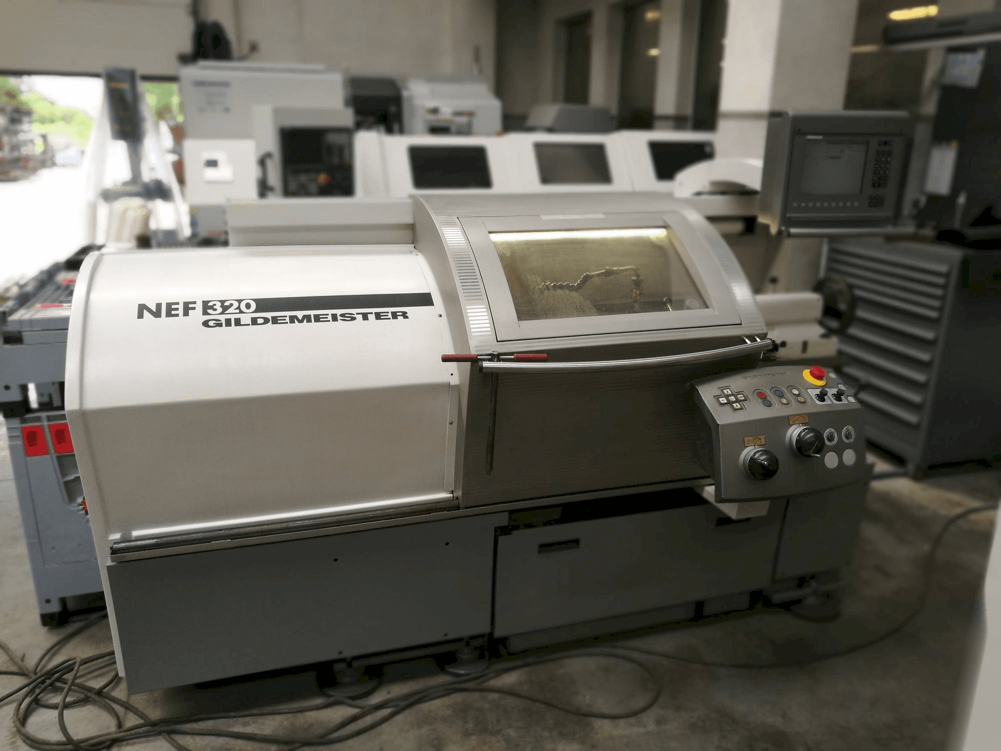 Vooraanzicht van Gildemeister NEF 320 machine