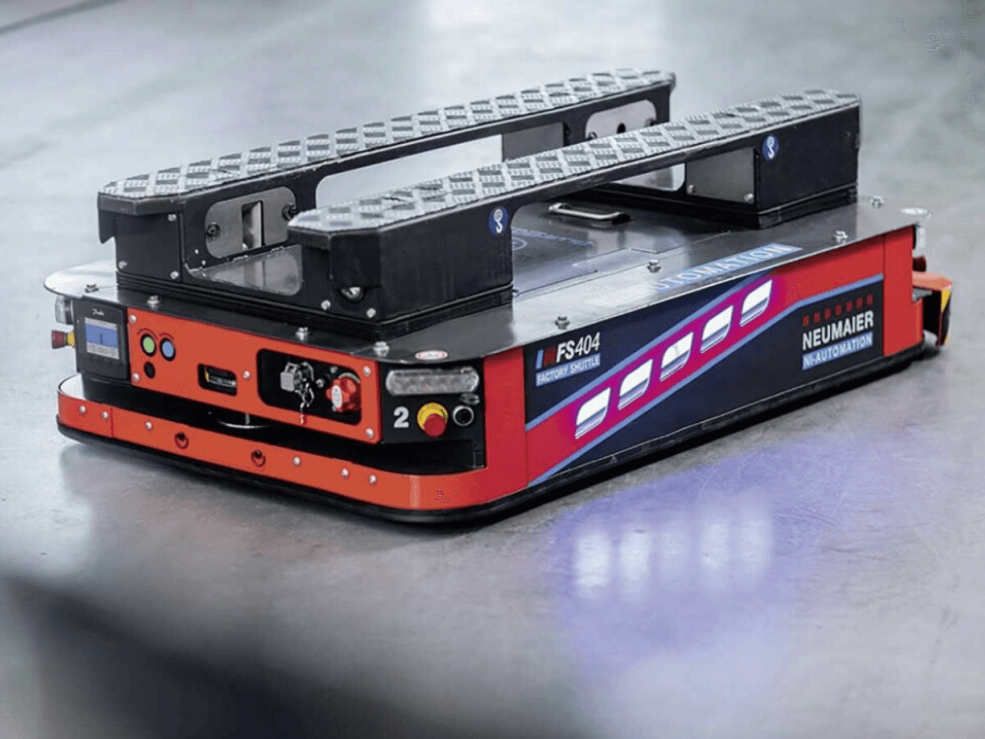 NEUMAIER AGV Factory Shuttle FS404, palletverwerkingssysteem met laag profiel, zijaanzicht met wielen, bedieningselementen en veiligheidsfuncties.