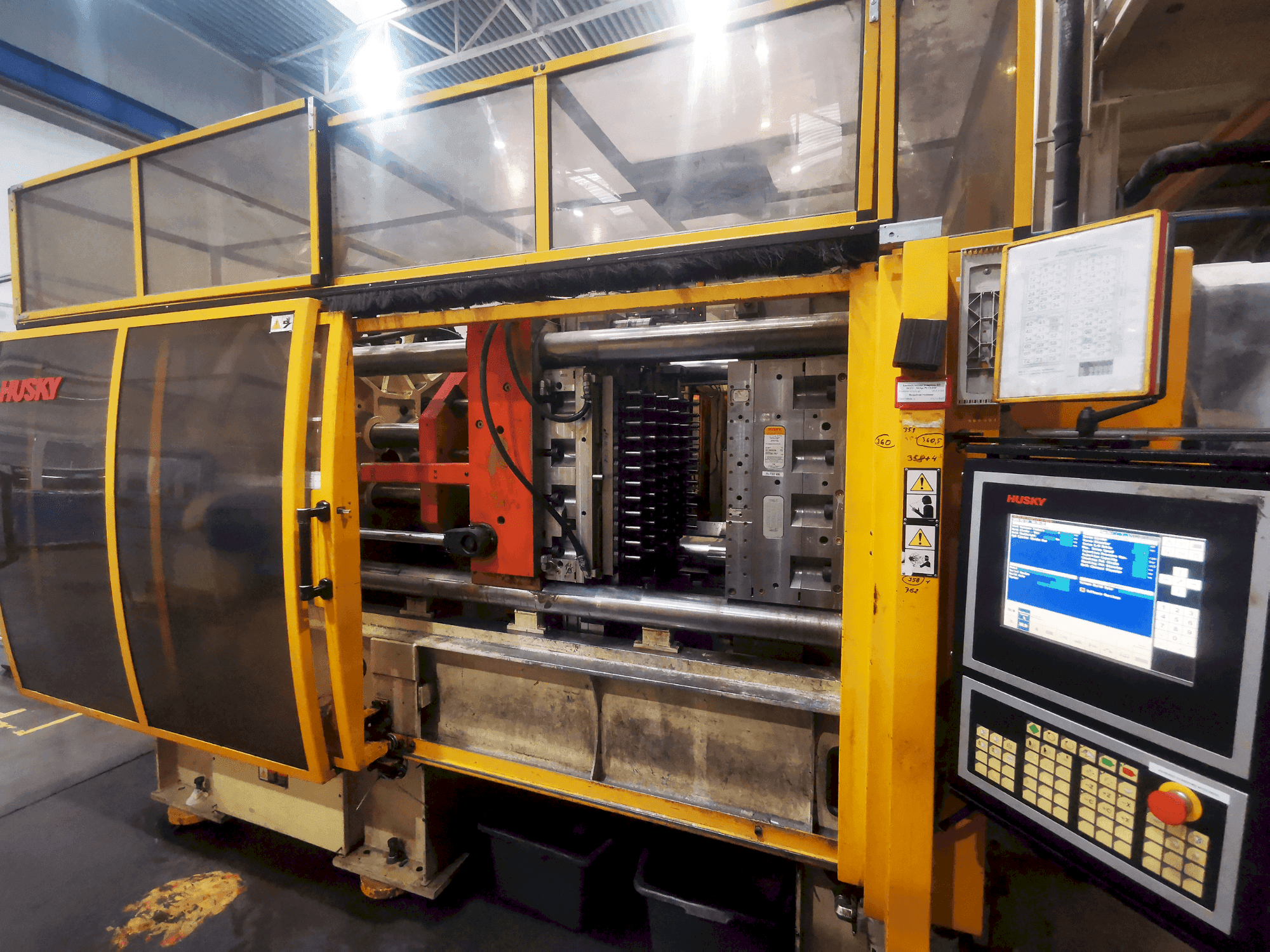 Vooraanzicht van Husky GL 300PET P100/110 E12O machine