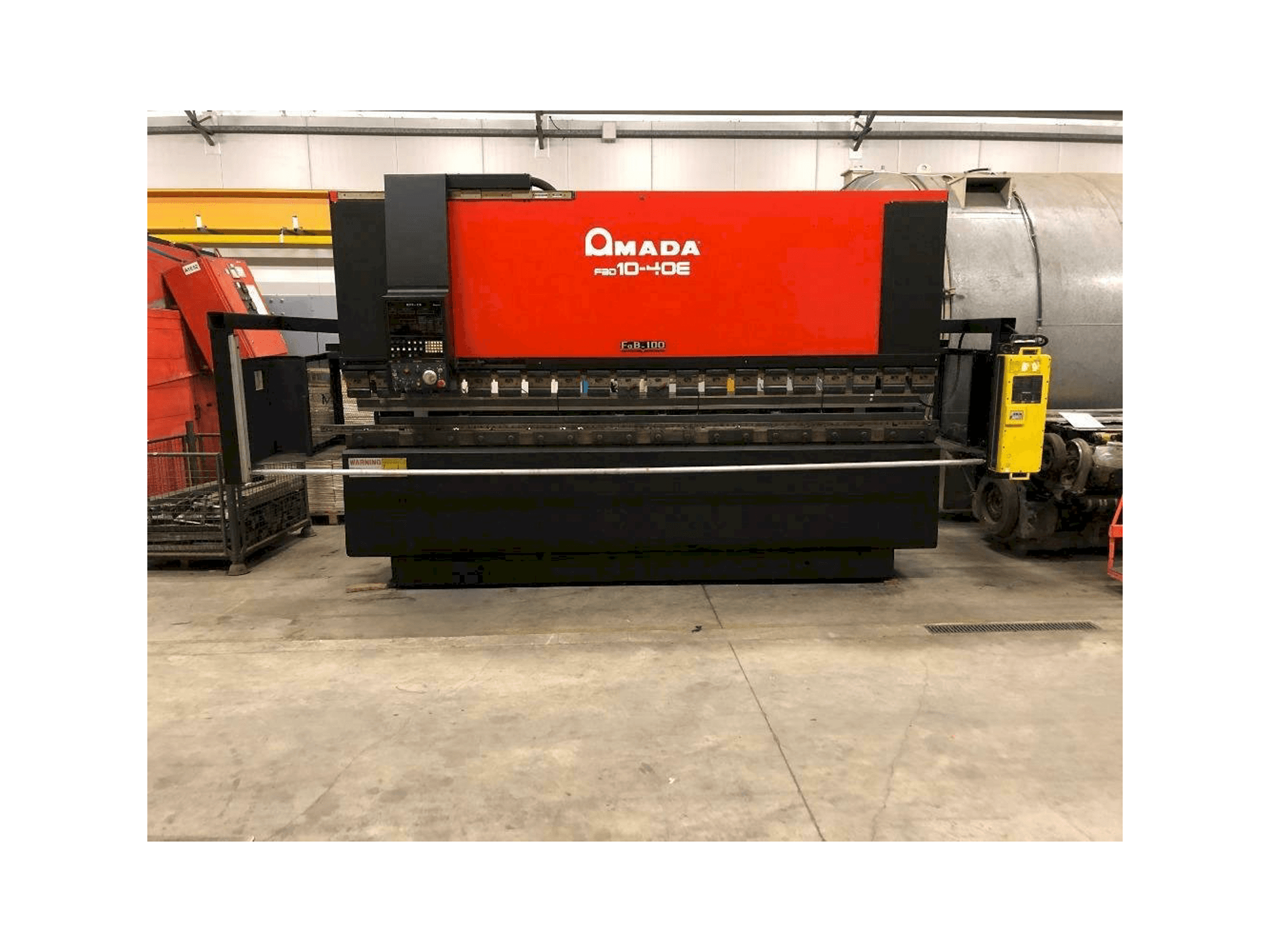 Vooraanzicht van AMADA 10-40E machine