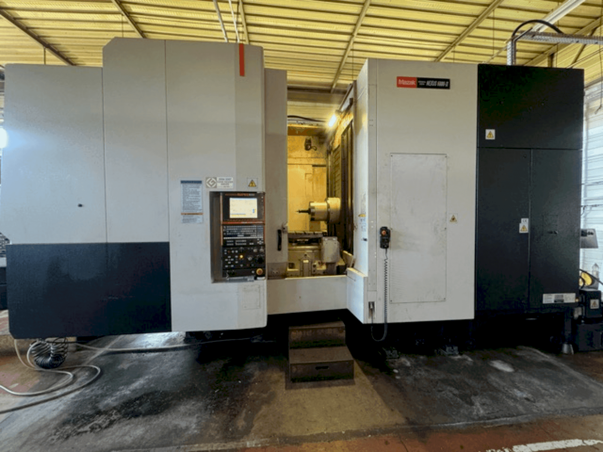 Vooraanzicht van Mazak HC NEXUS 6800II machine