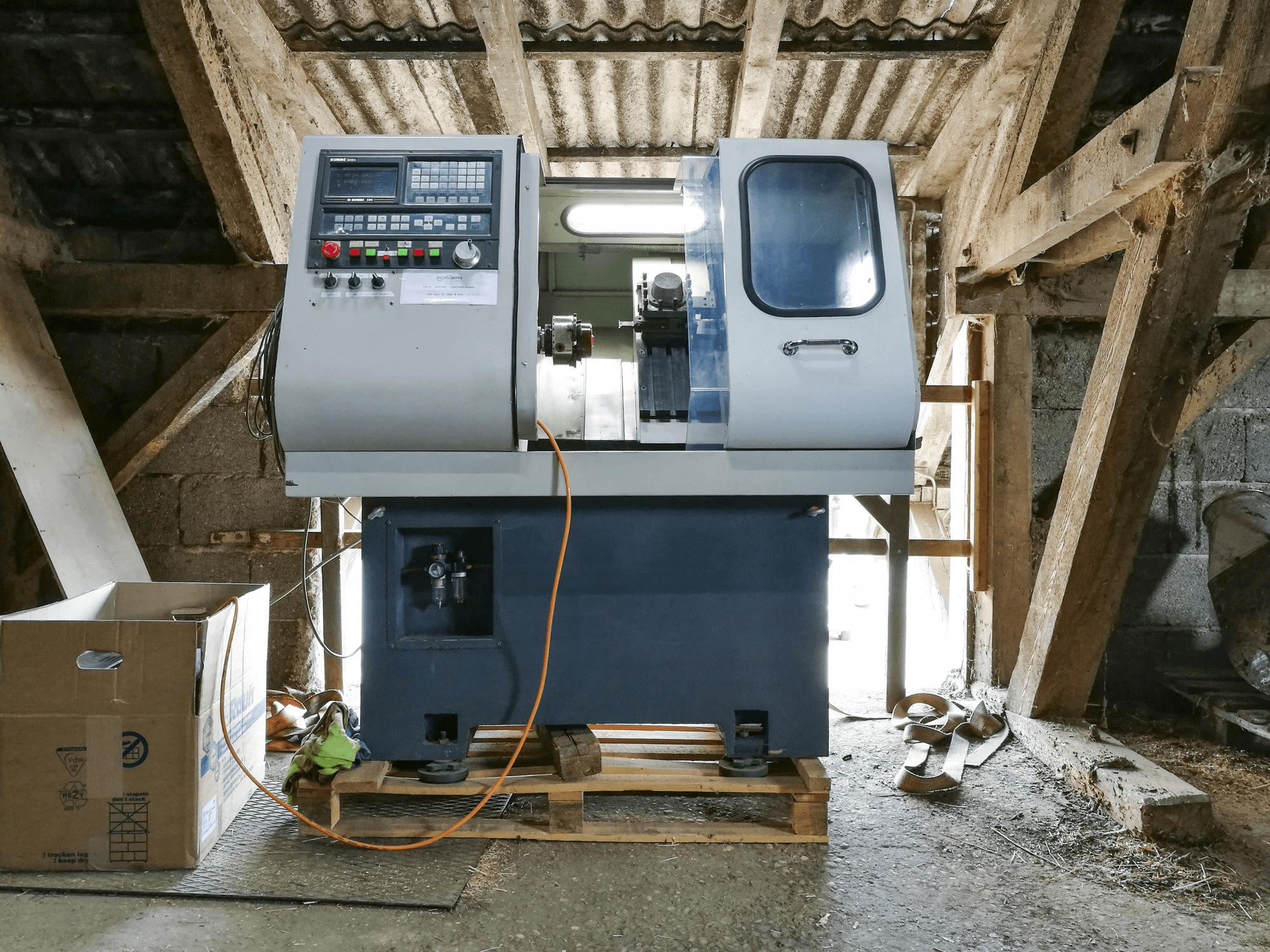 Vooraanzicht van OZ-Seals Simploz6040 CNC machine
