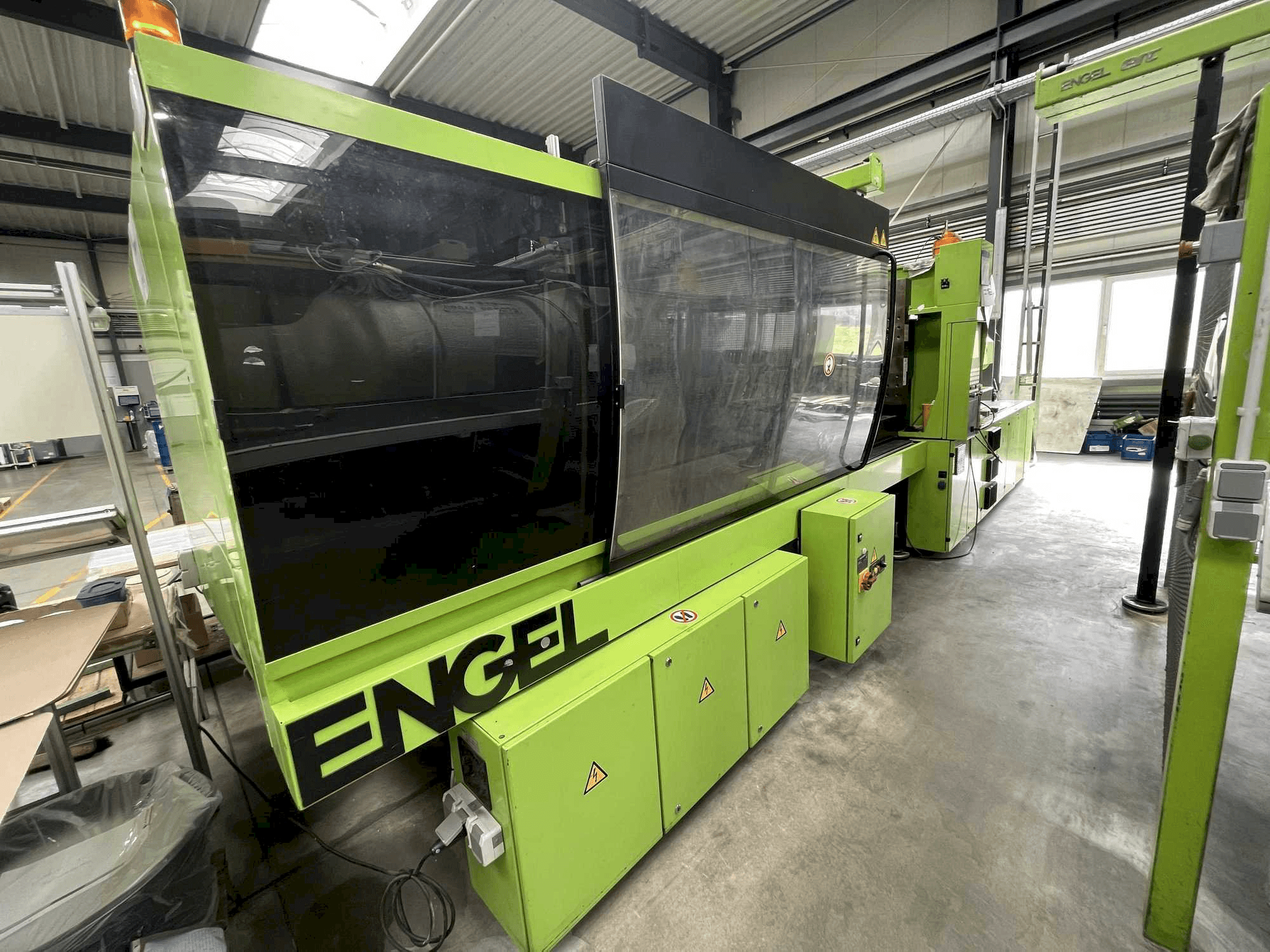 Vooraanzicht van Engel VIC 2550/400 TECH machine