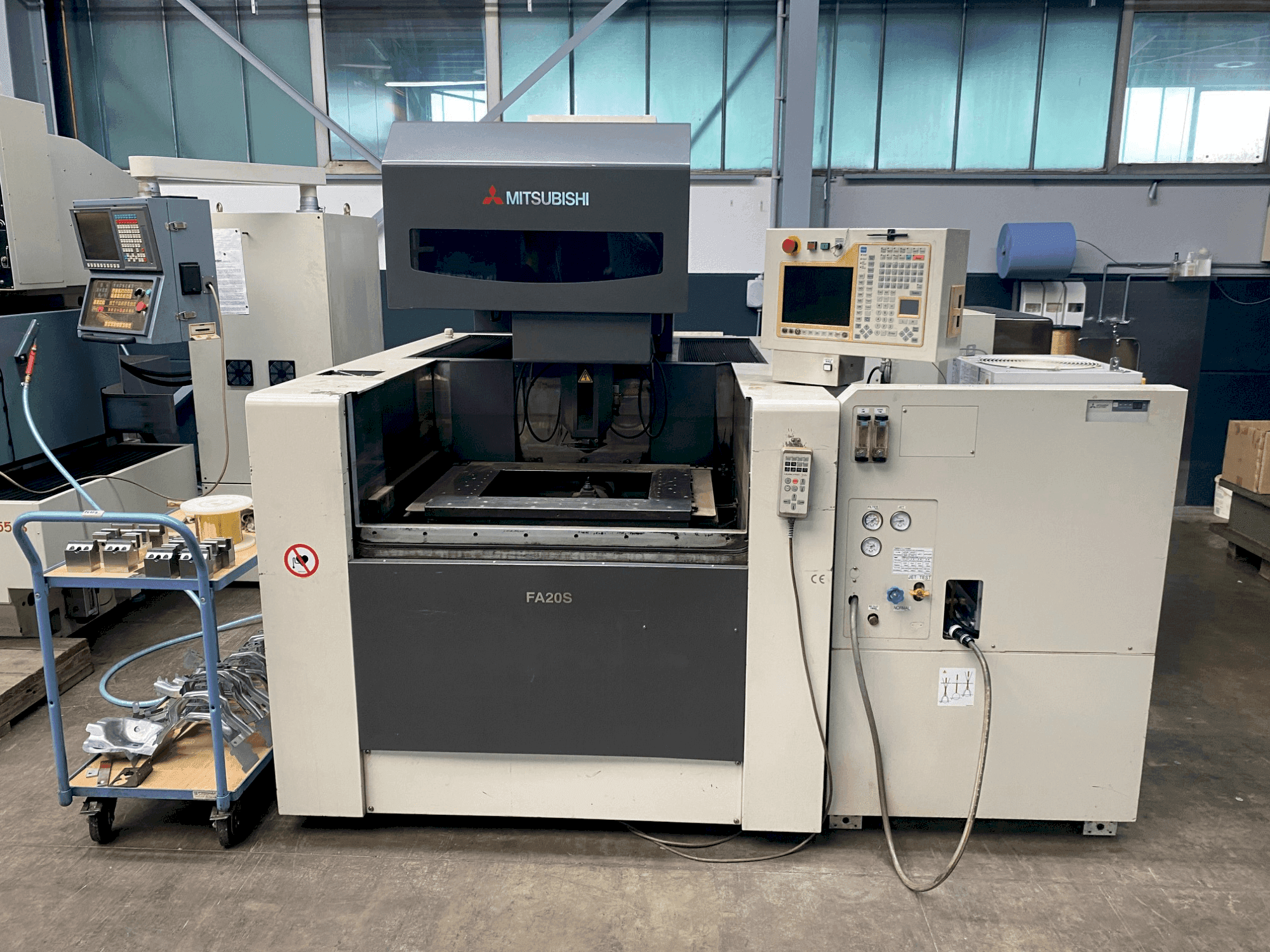 Vooraanzicht van Mitsubishi FA 20 SM machine