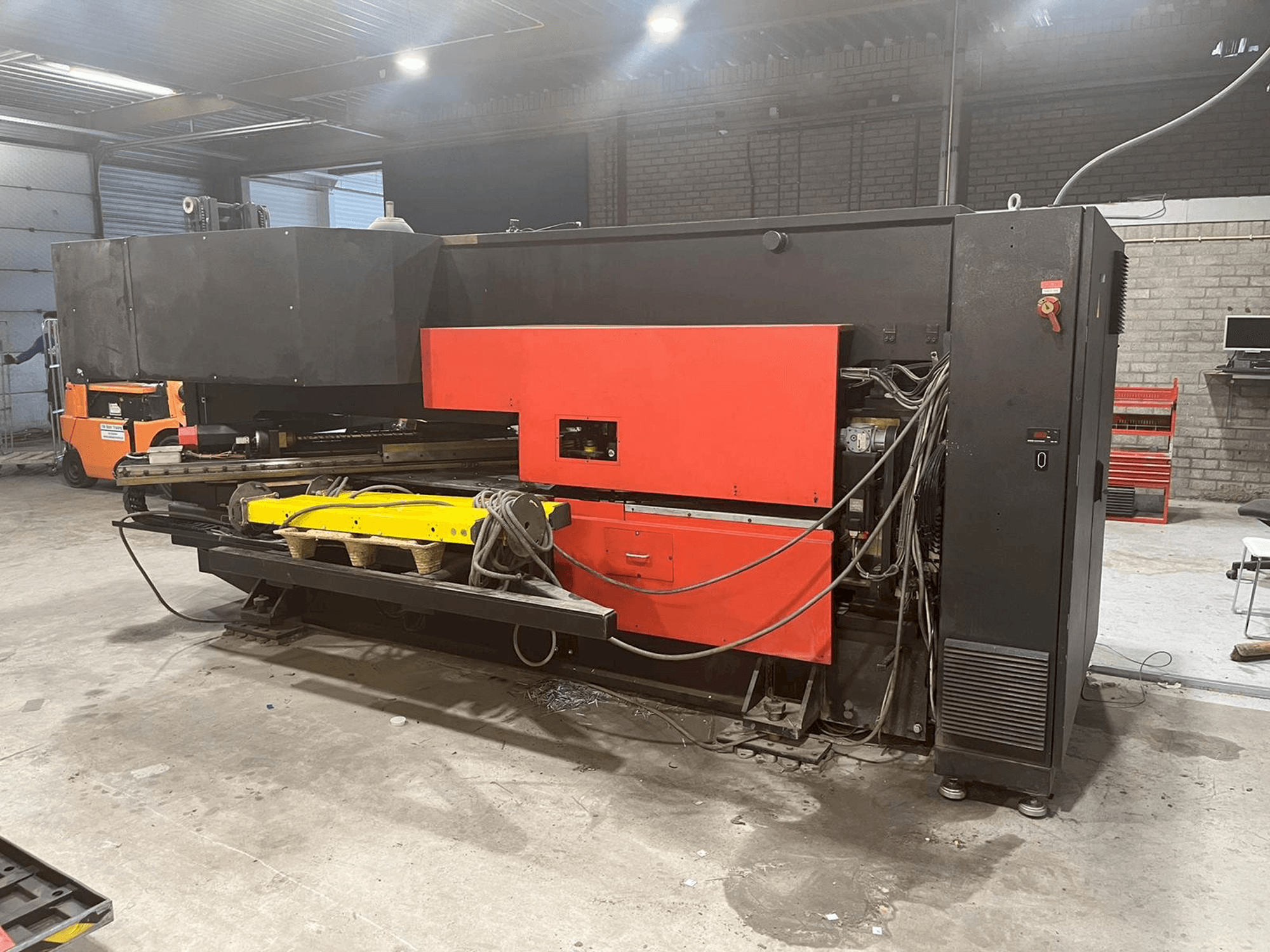 Vooraanzicht van AMADA Arcade 212 machine