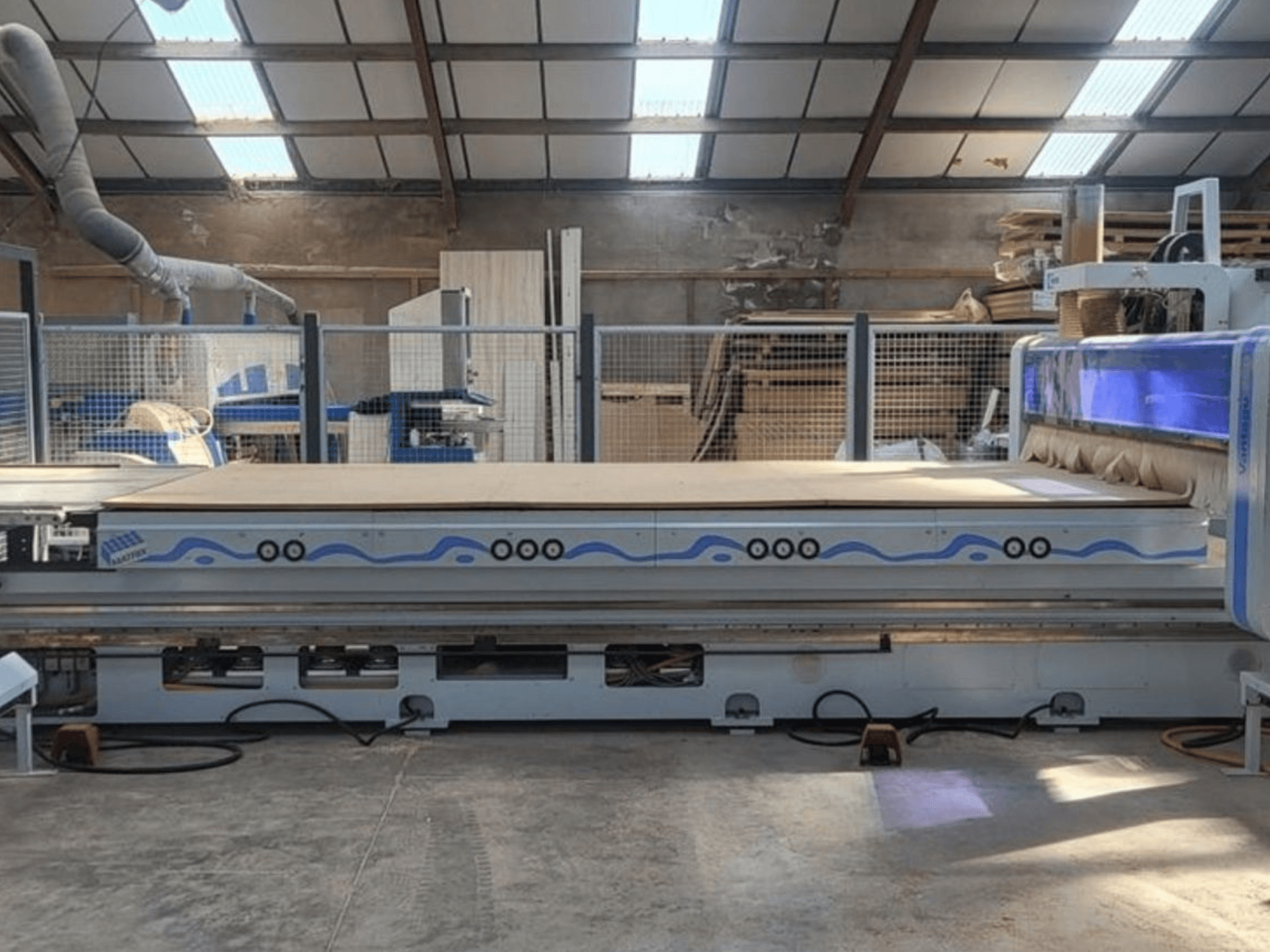 HOMAG WEEKE BHP200/VANTAGE714 CNC bovenfrees van voren gezien, met een ruime werktafel in een werkplaats.