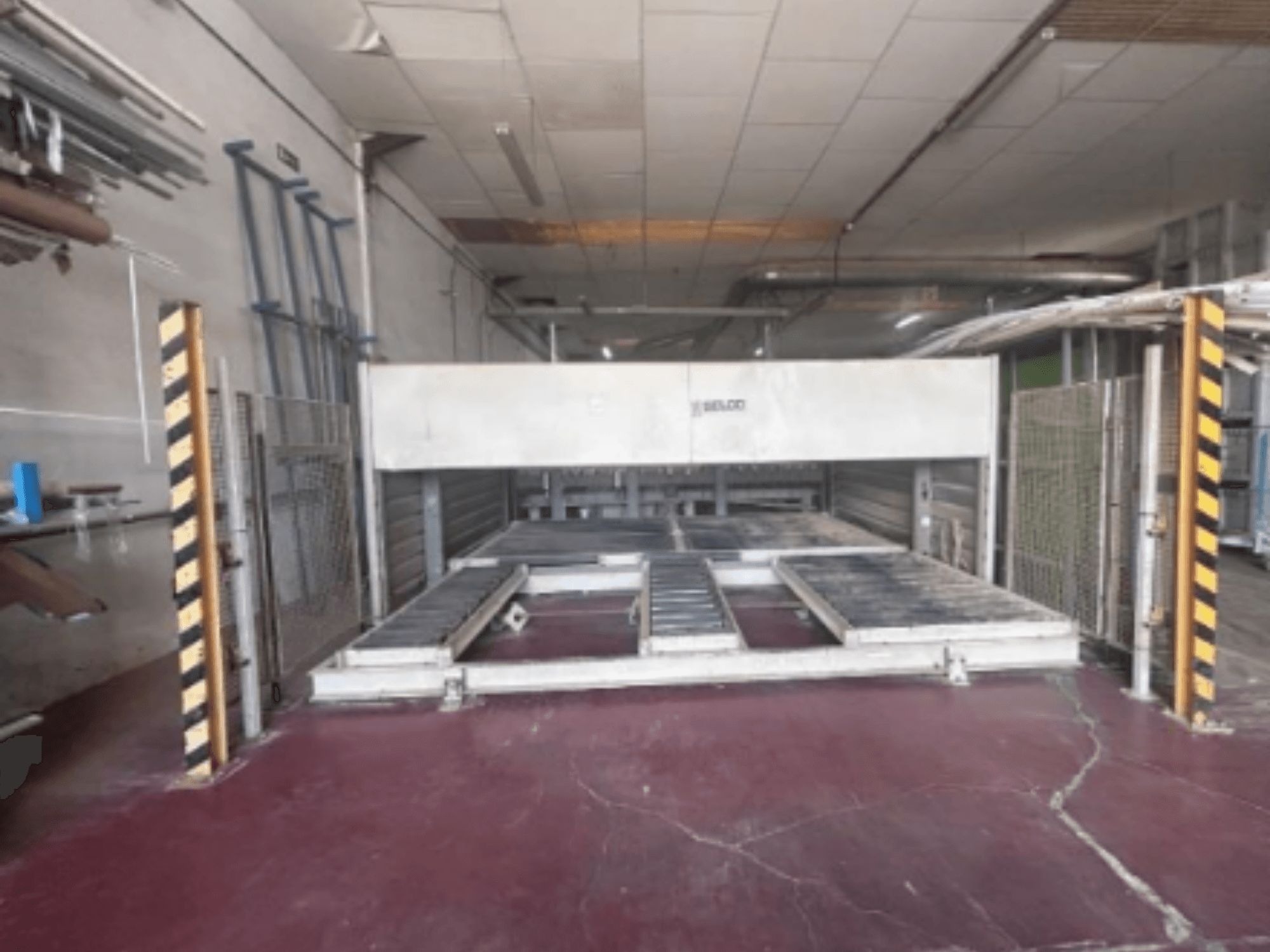 BIESSE Selco WNTR 600 paneelzaag, gezien vanaf de voorkant, met zaagtafel en veiligheidshekken in een industriële omgeving.
